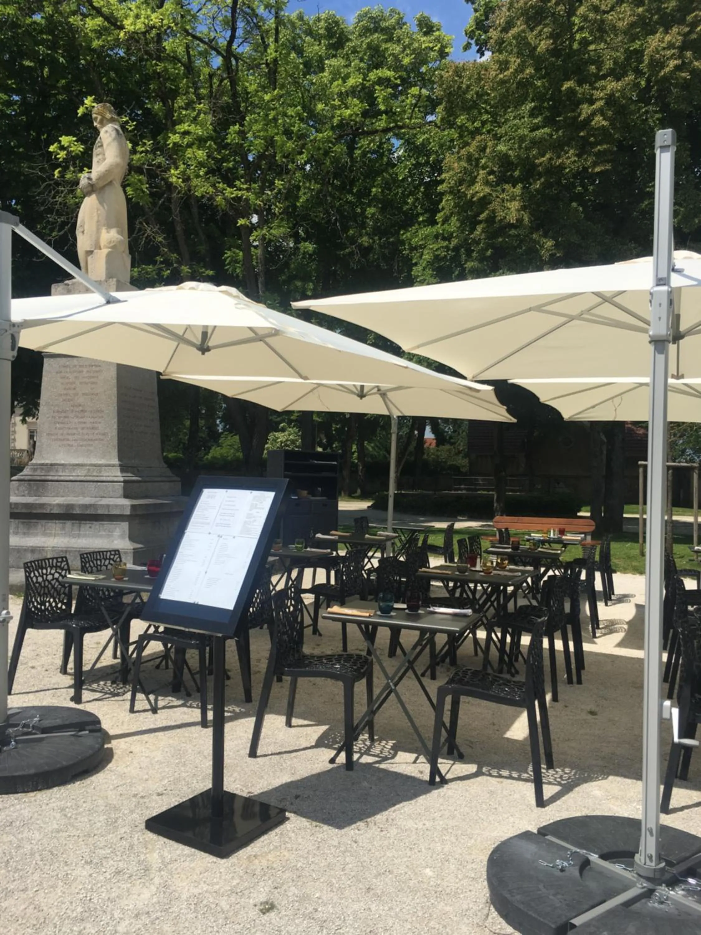 Patio in Hôtel Restaurant Des Remparts