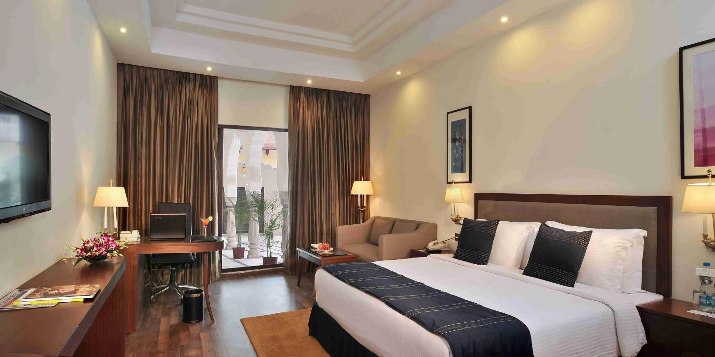 Bed in Noormahal Palace Hotel