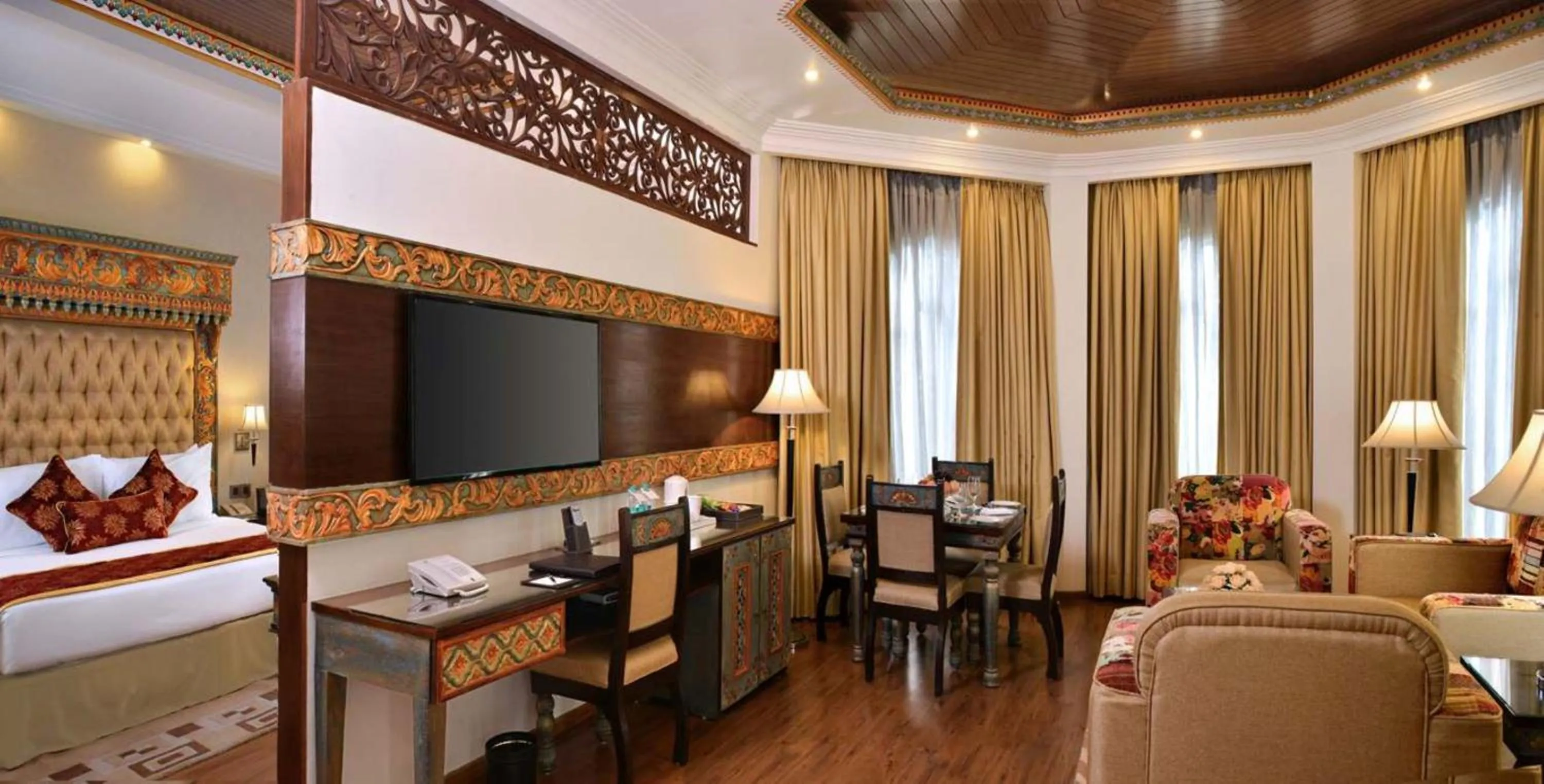 TV and multimedia in Noormahal Palace Hotel