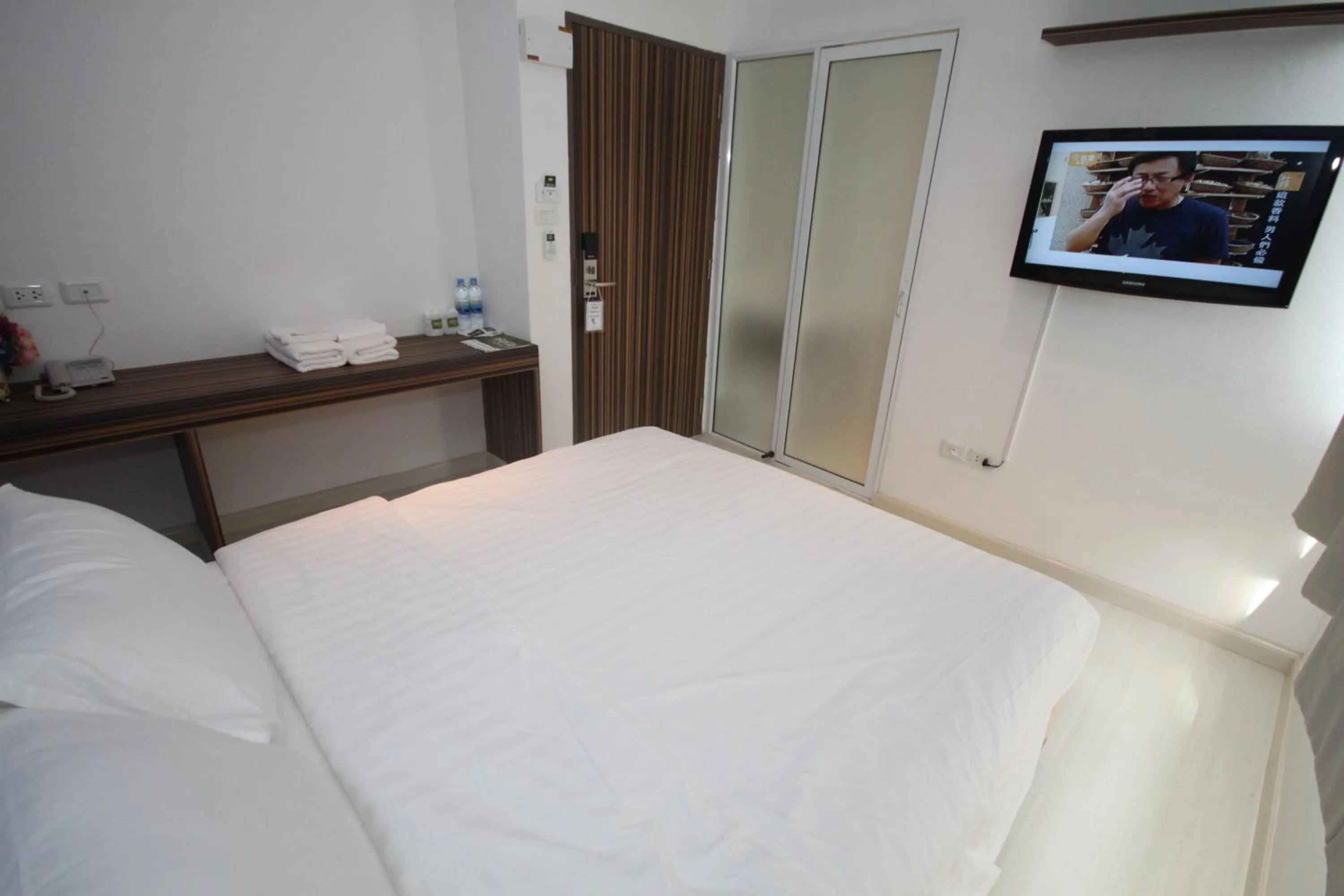 Photo of the whole room, Bed in Nantra Ekkamai Hotel