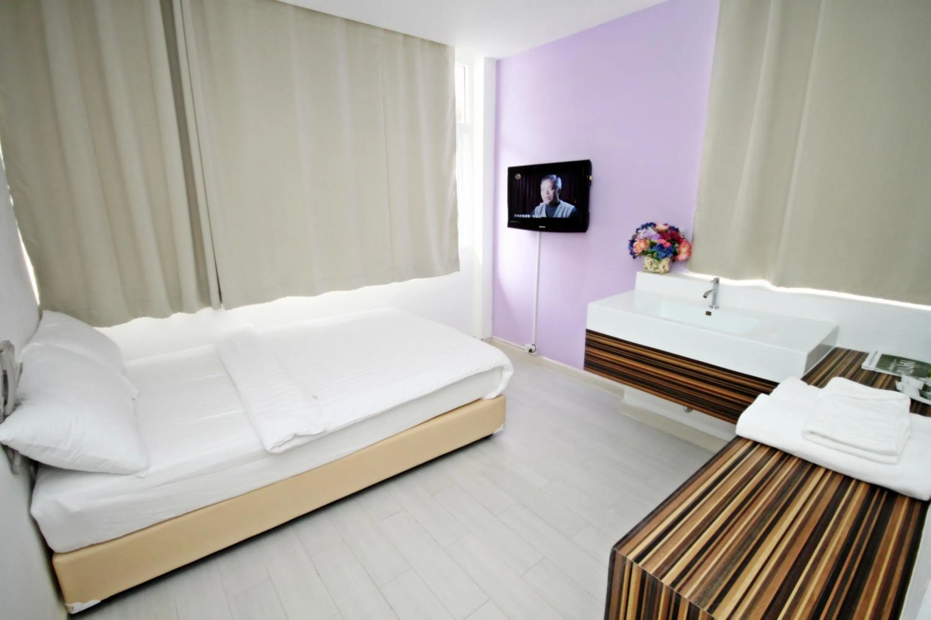 Photo of the whole room, Bed in Nantra Ekkamai Hotel
