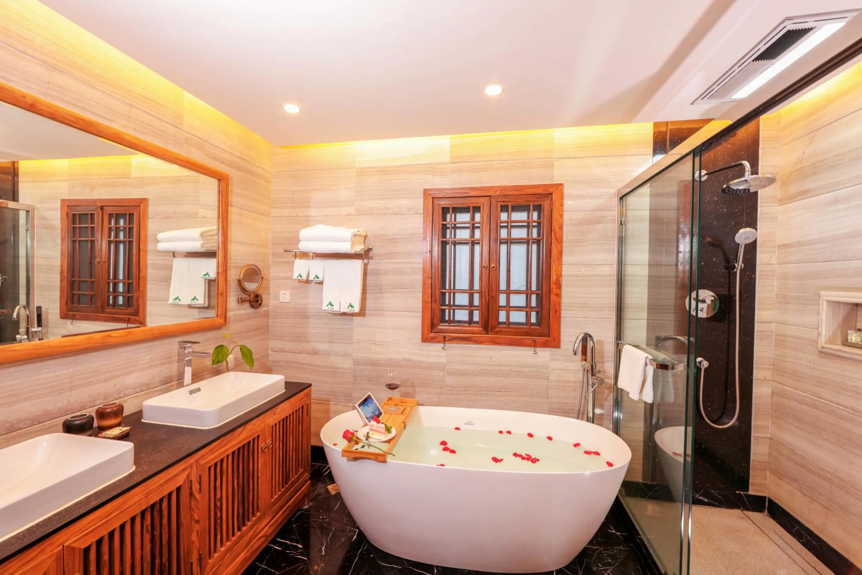 Shower in Yangshuo Tea Cozy--one way Free pick up from airport or TS 4 nights