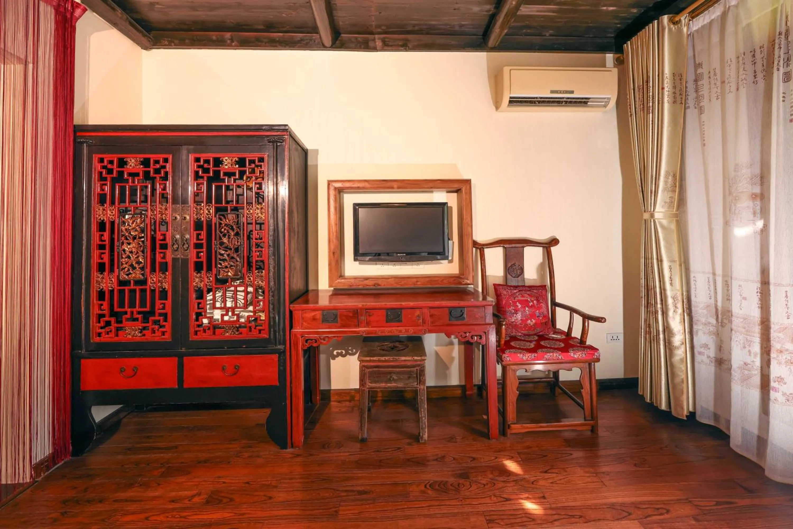 TV and multimedia in Yangshuo Tea Cozy--one way Free pick up from airport or TS 4 nights