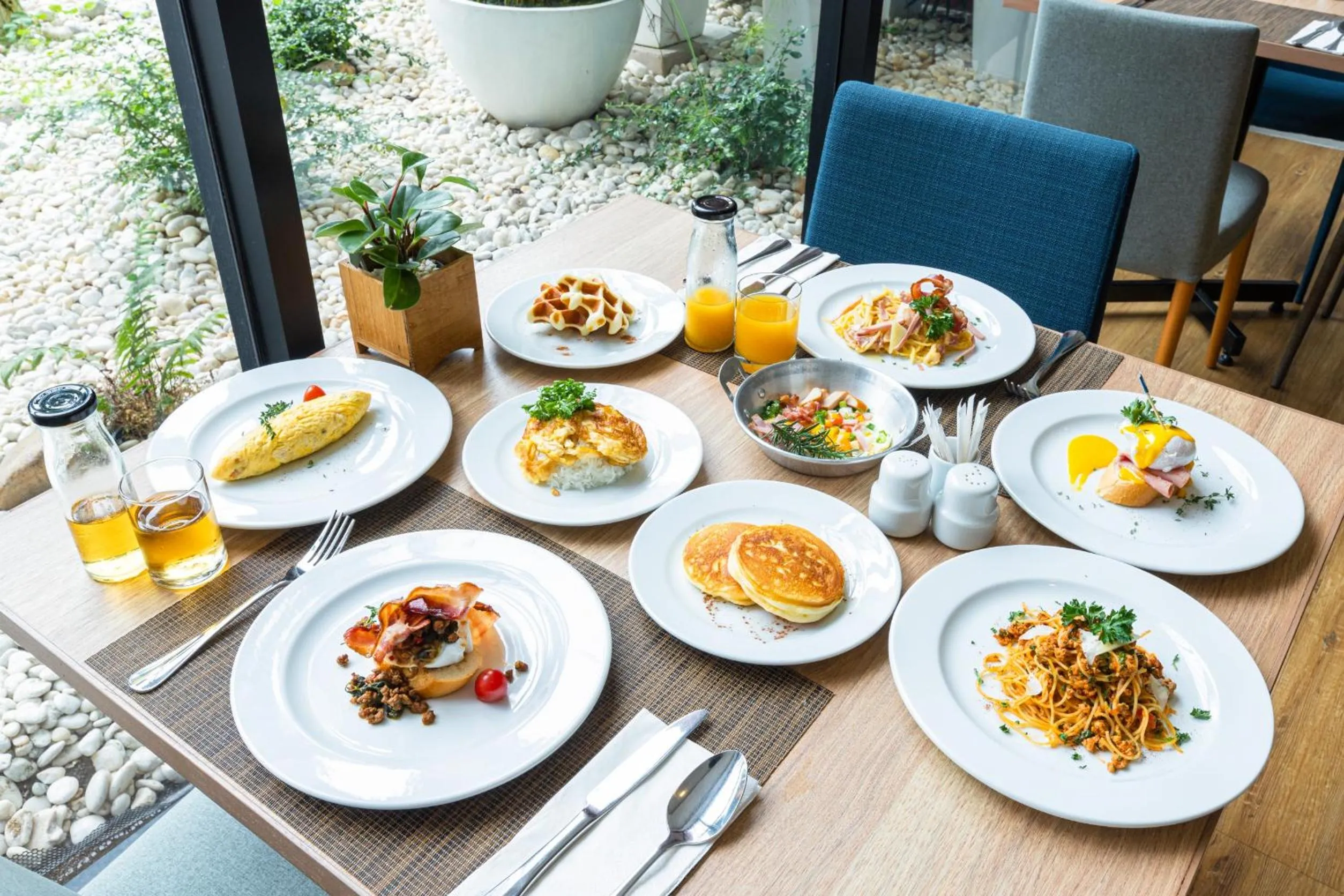 Restaurant/places to eat in Icon Park Hotel, Chiang Mai- SHA Extra Plus