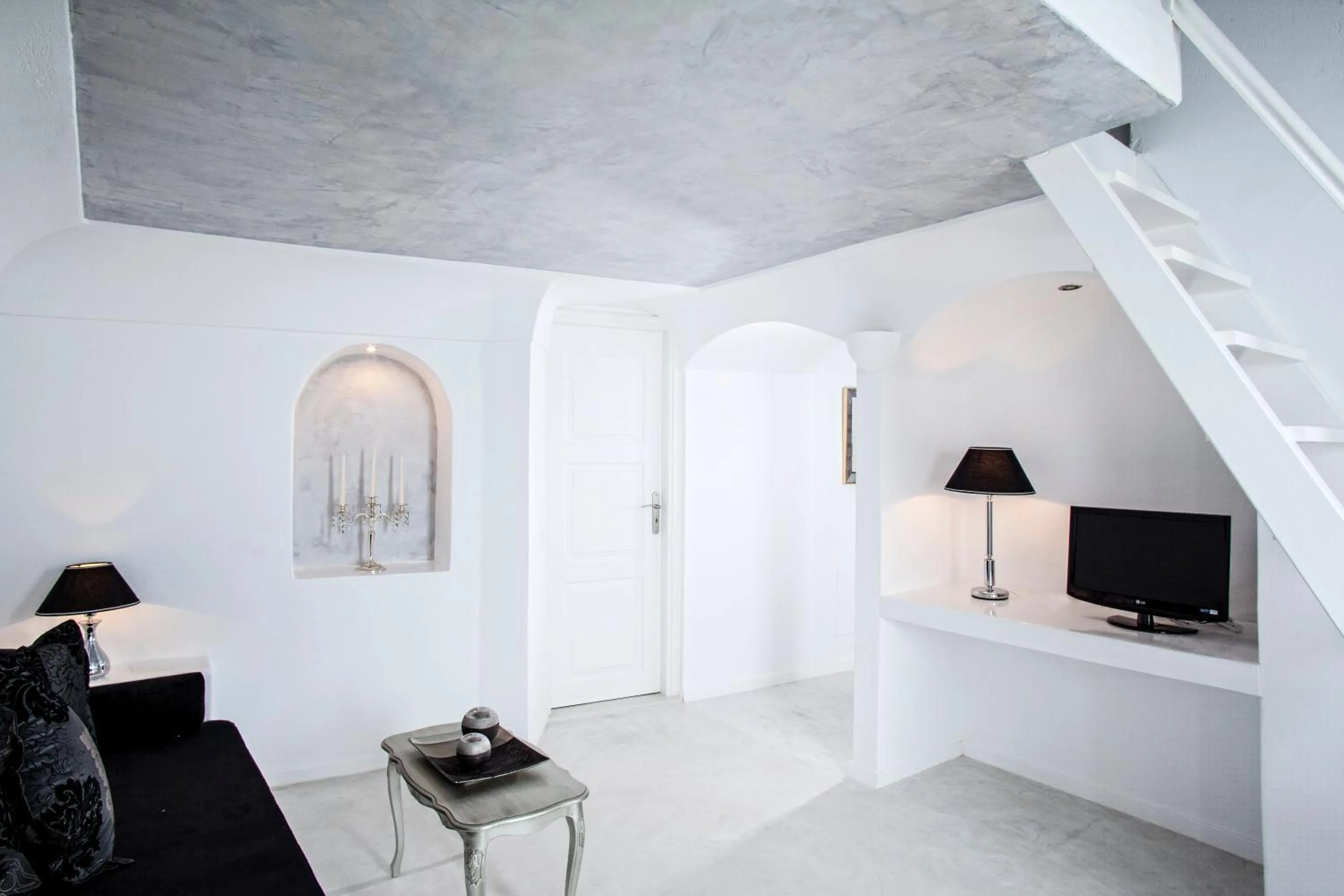 Photo of the whole room in Above Blue Suites