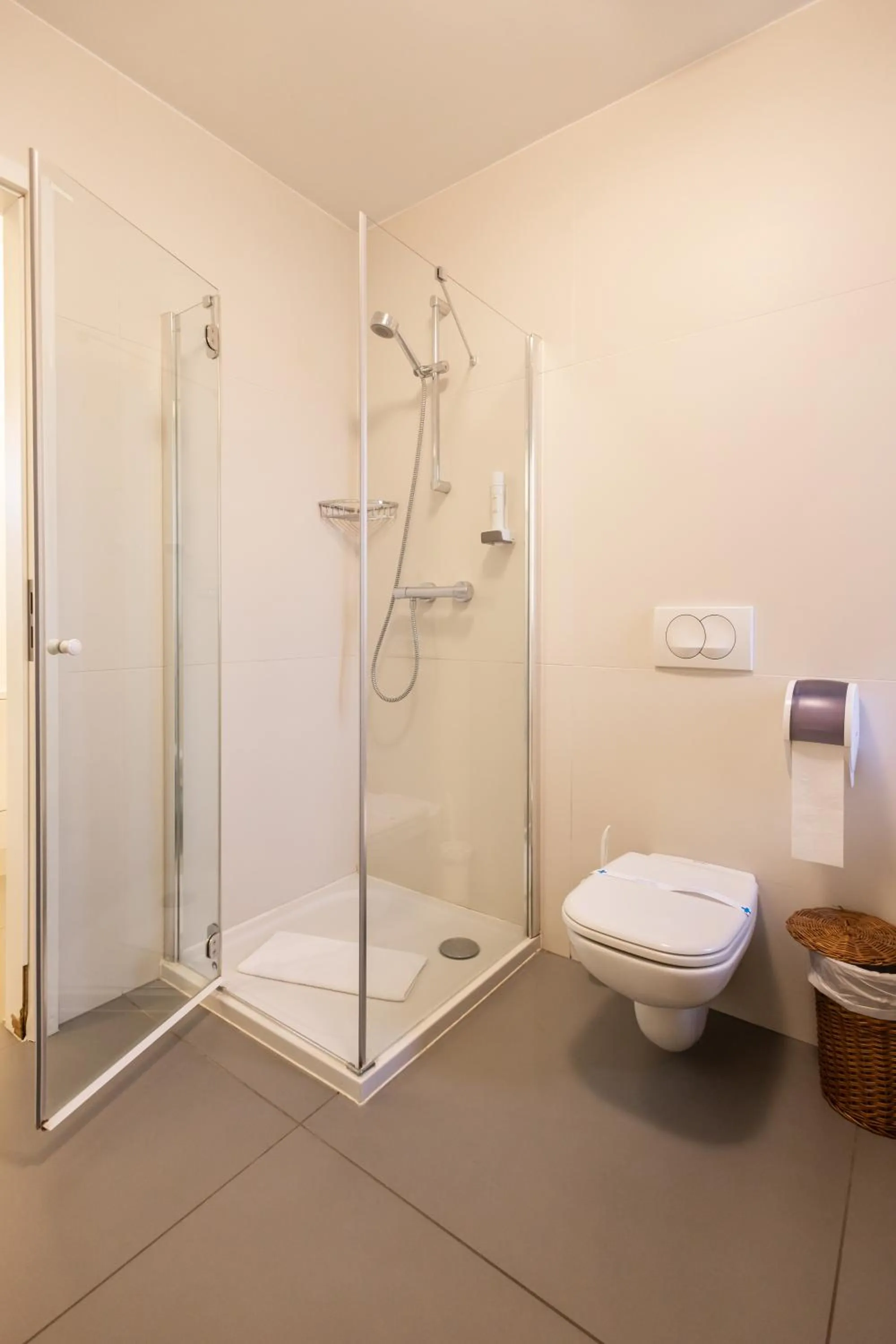 Shower in Vadkert Major