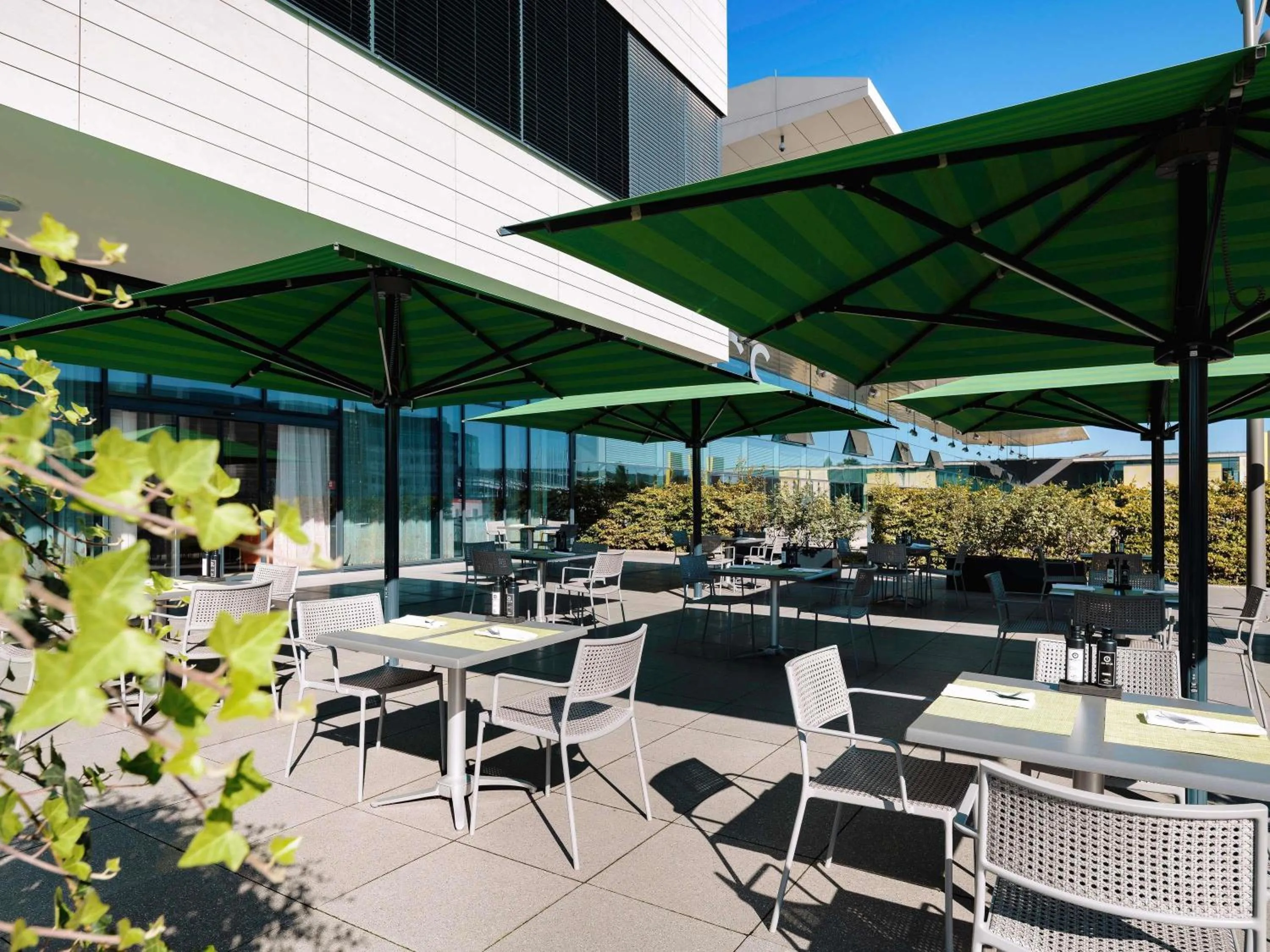 Lounge or bar in Mövenpick Hotel Stuttgart Messe & Congress