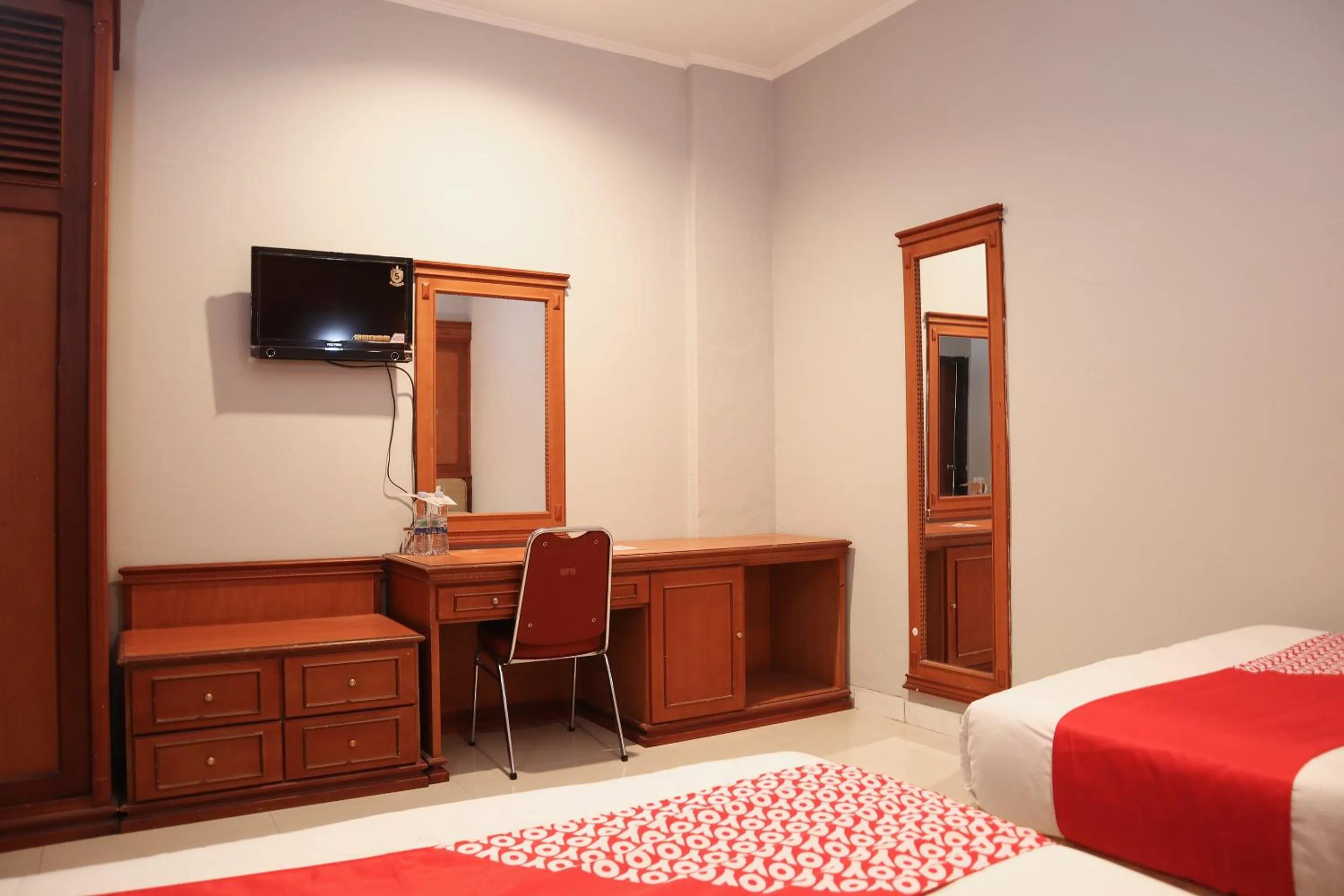 Bedroom in OYO 742 Mona Plaza Hotel