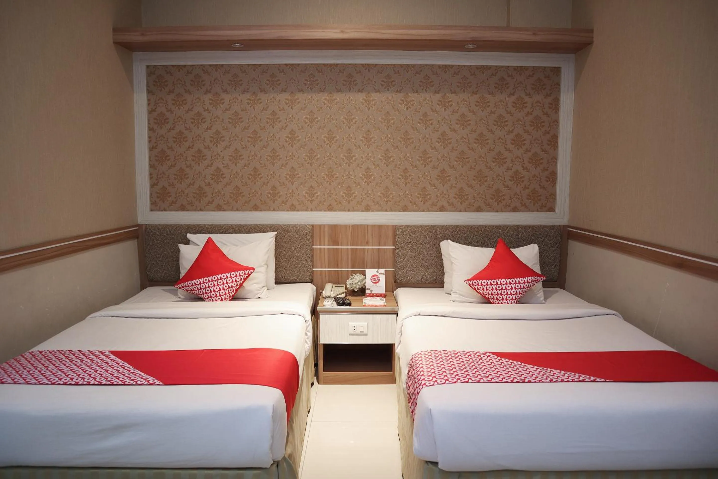 Bedroom in OYO 742 Mona Plaza Hotel