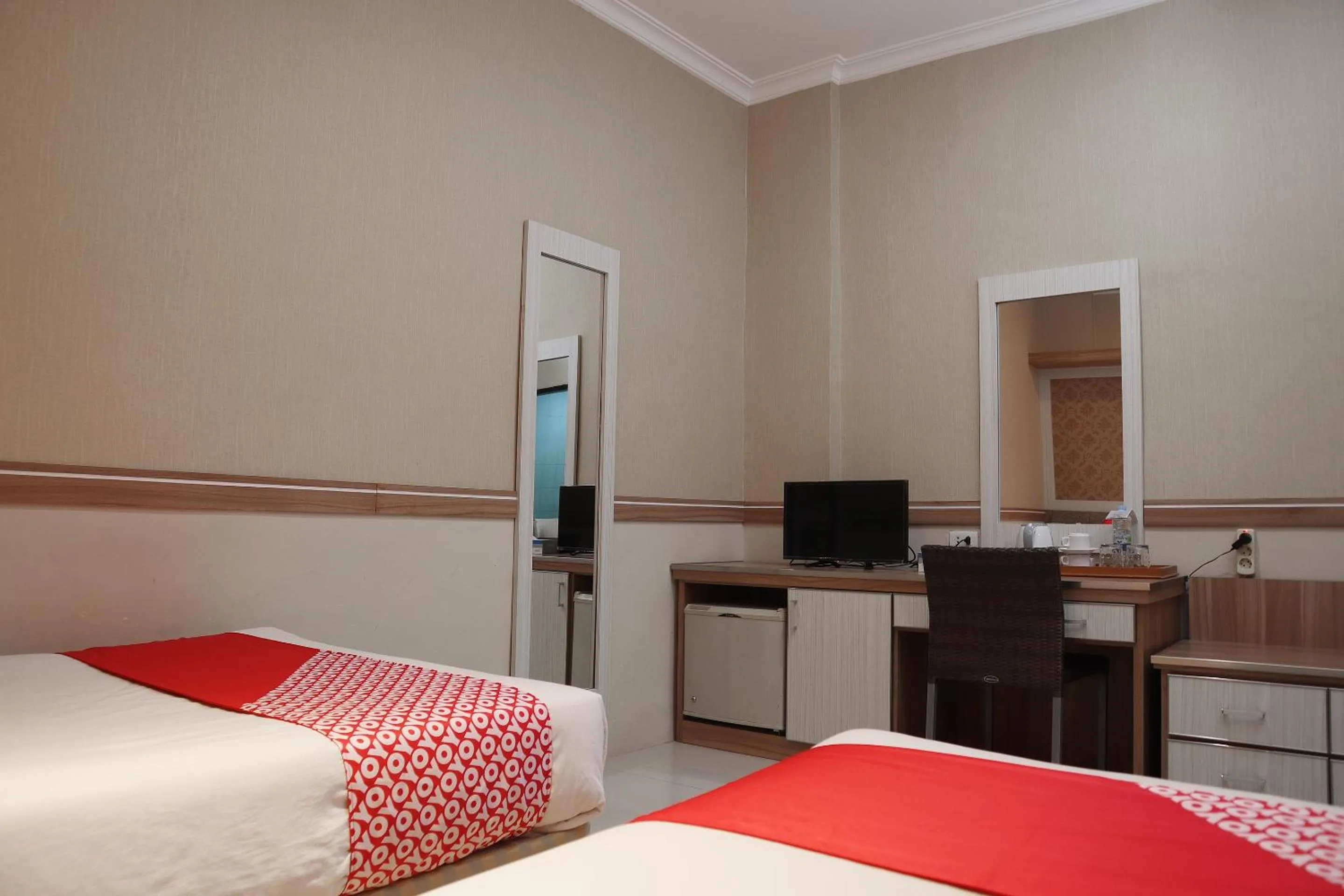 Bedroom in OYO 742 Mona Plaza Hotel