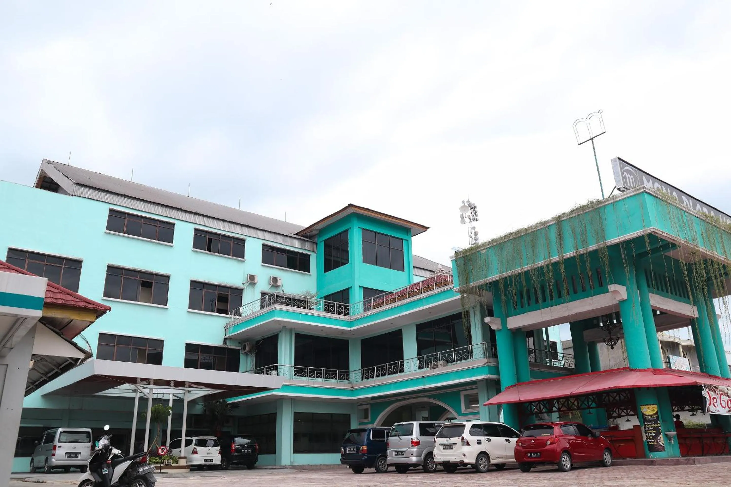 Facade/entrance in OYO 742 Mona Plaza Hotel
