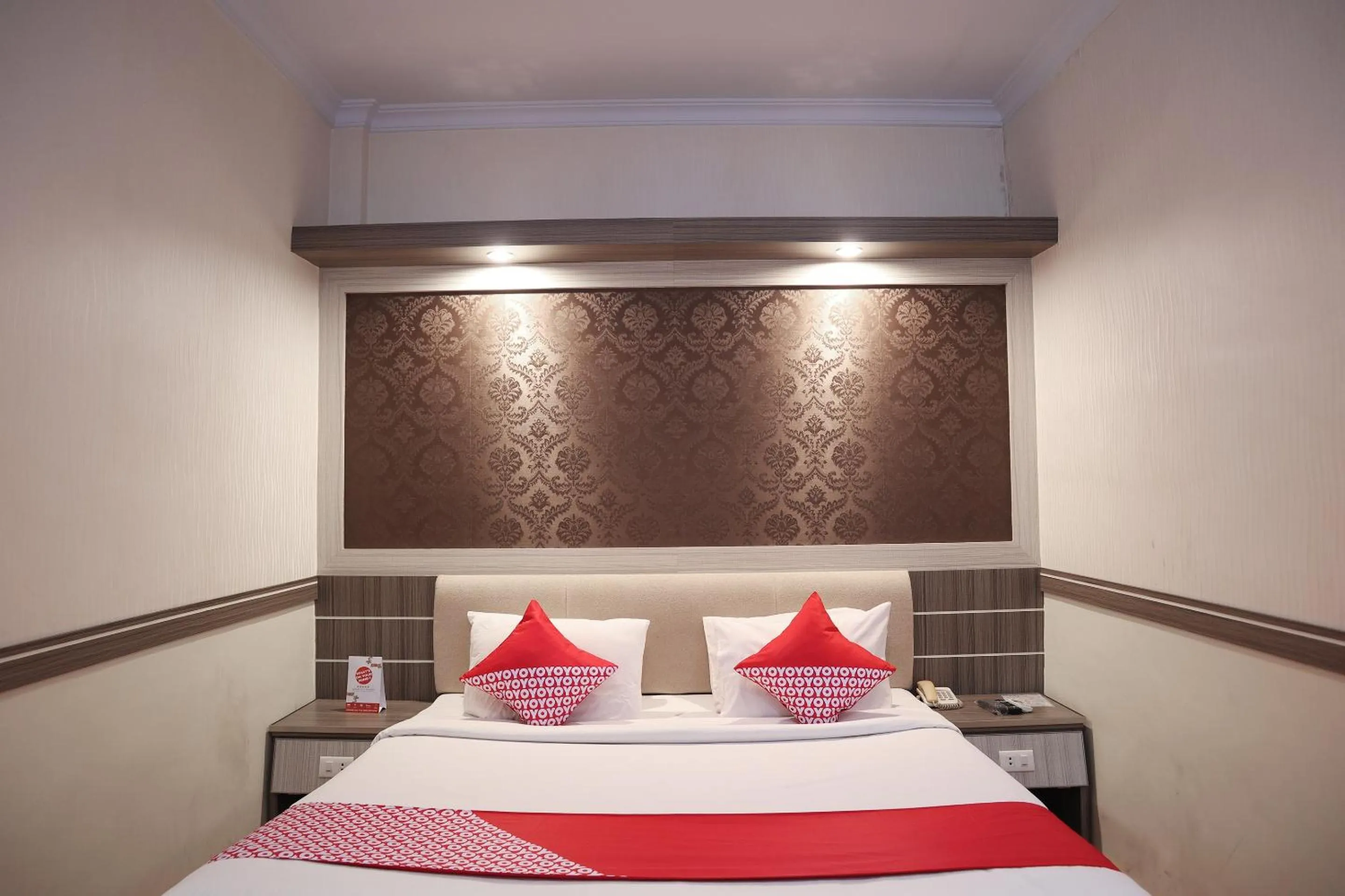 Bedroom in OYO 742 Mona Plaza Hotel