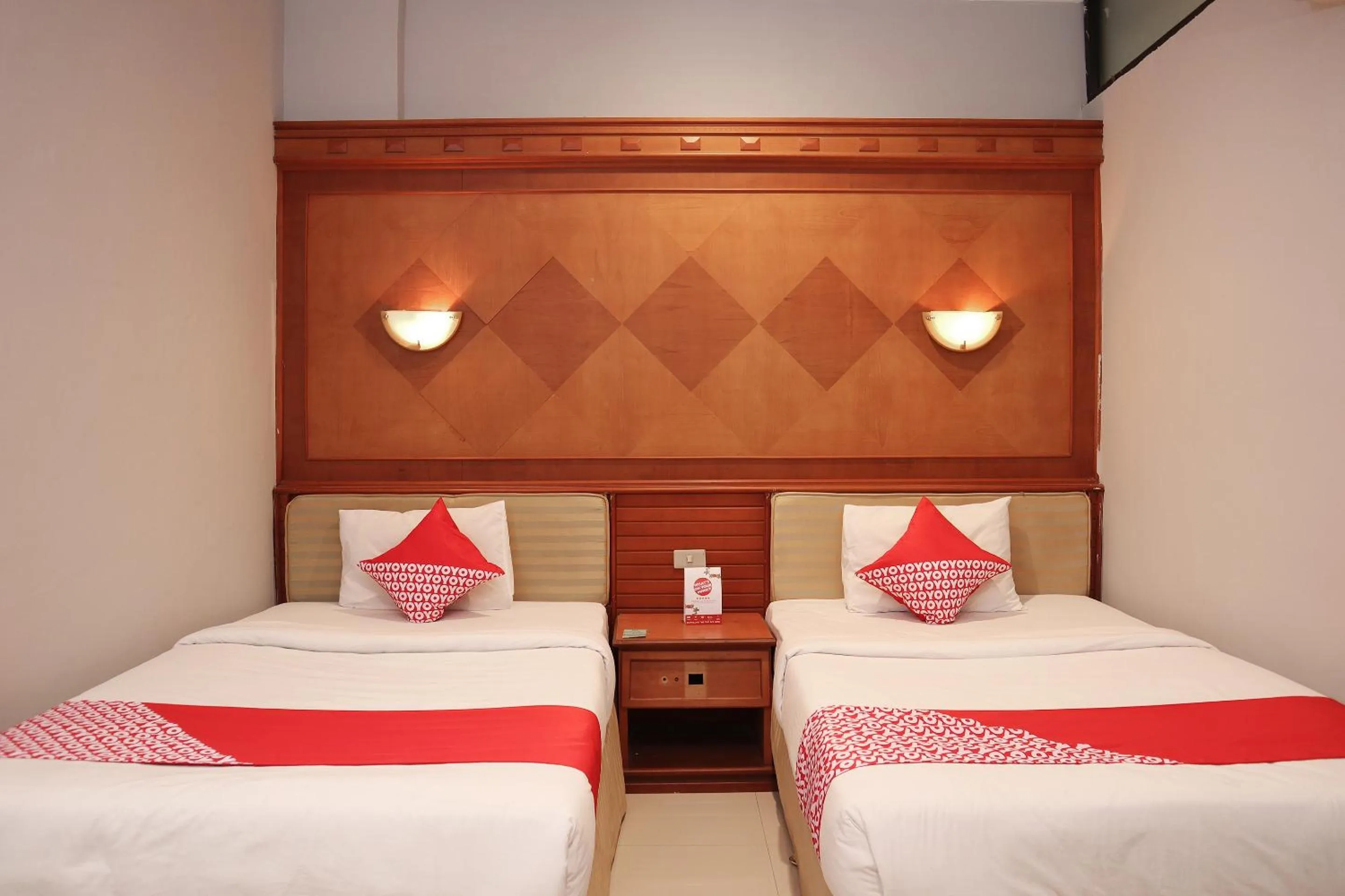 Bedroom in OYO 742 Mona Plaza Hotel