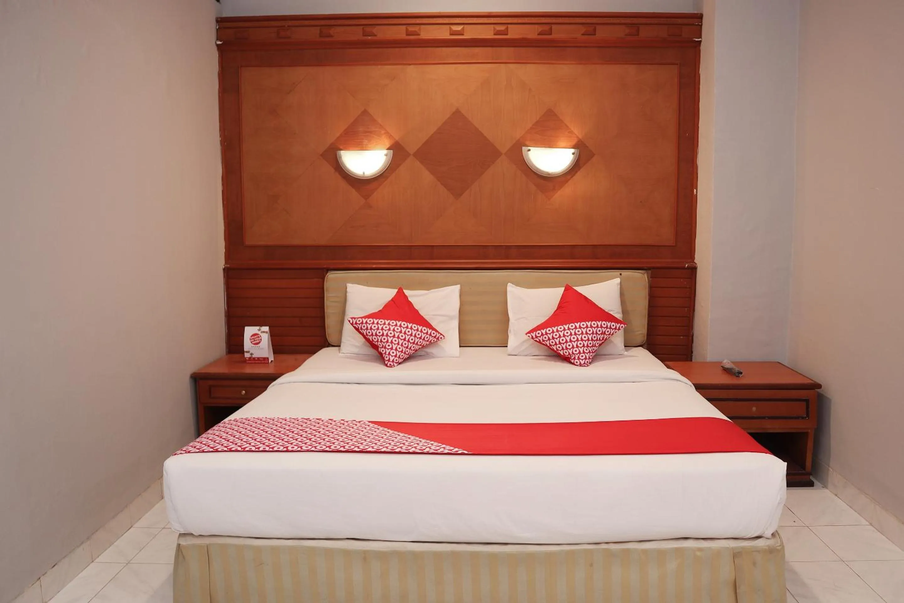 Bedroom in OYO 742 Mona Plaza Hotel