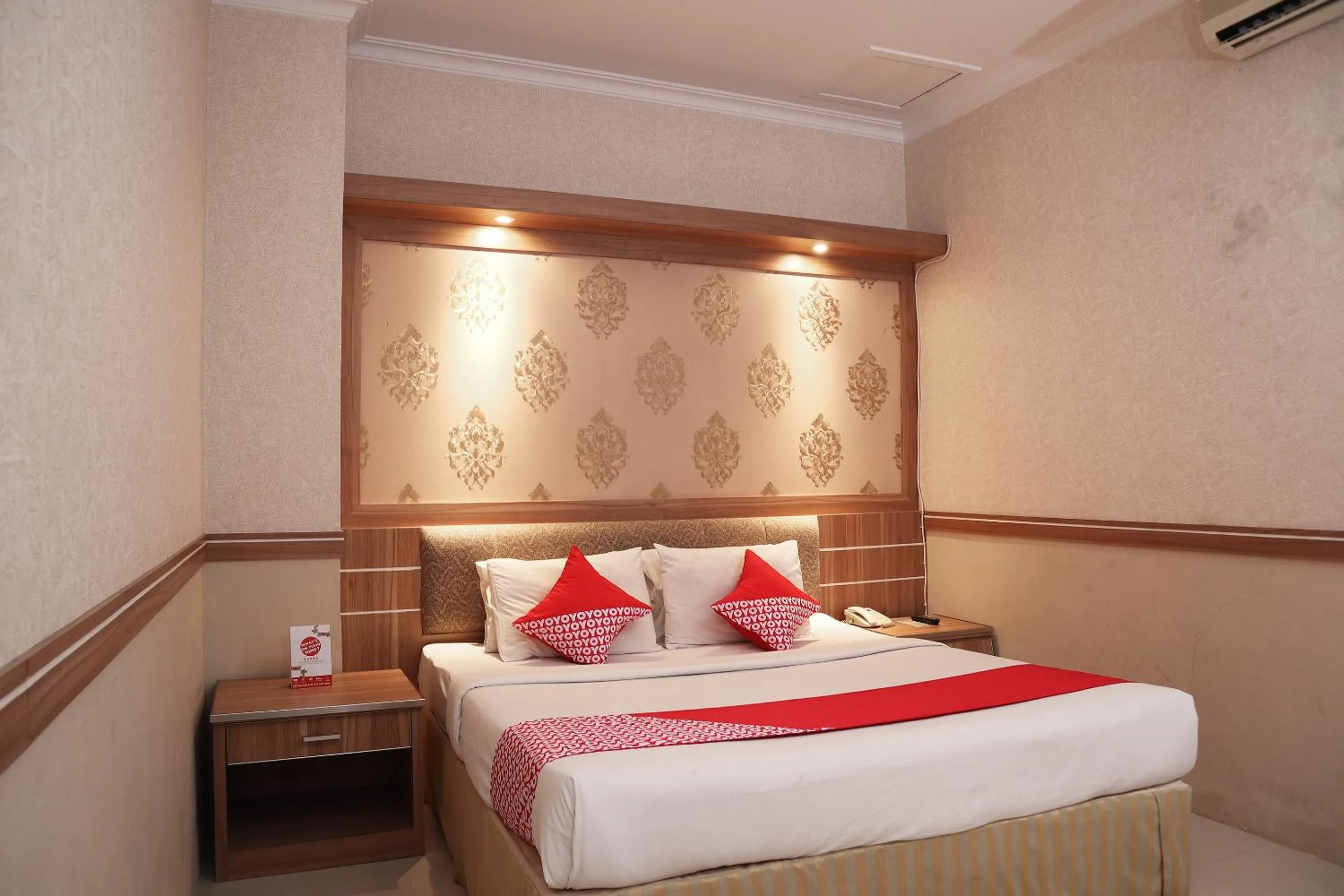 Bedroom in OYO 742 Mona Plaza Hotel