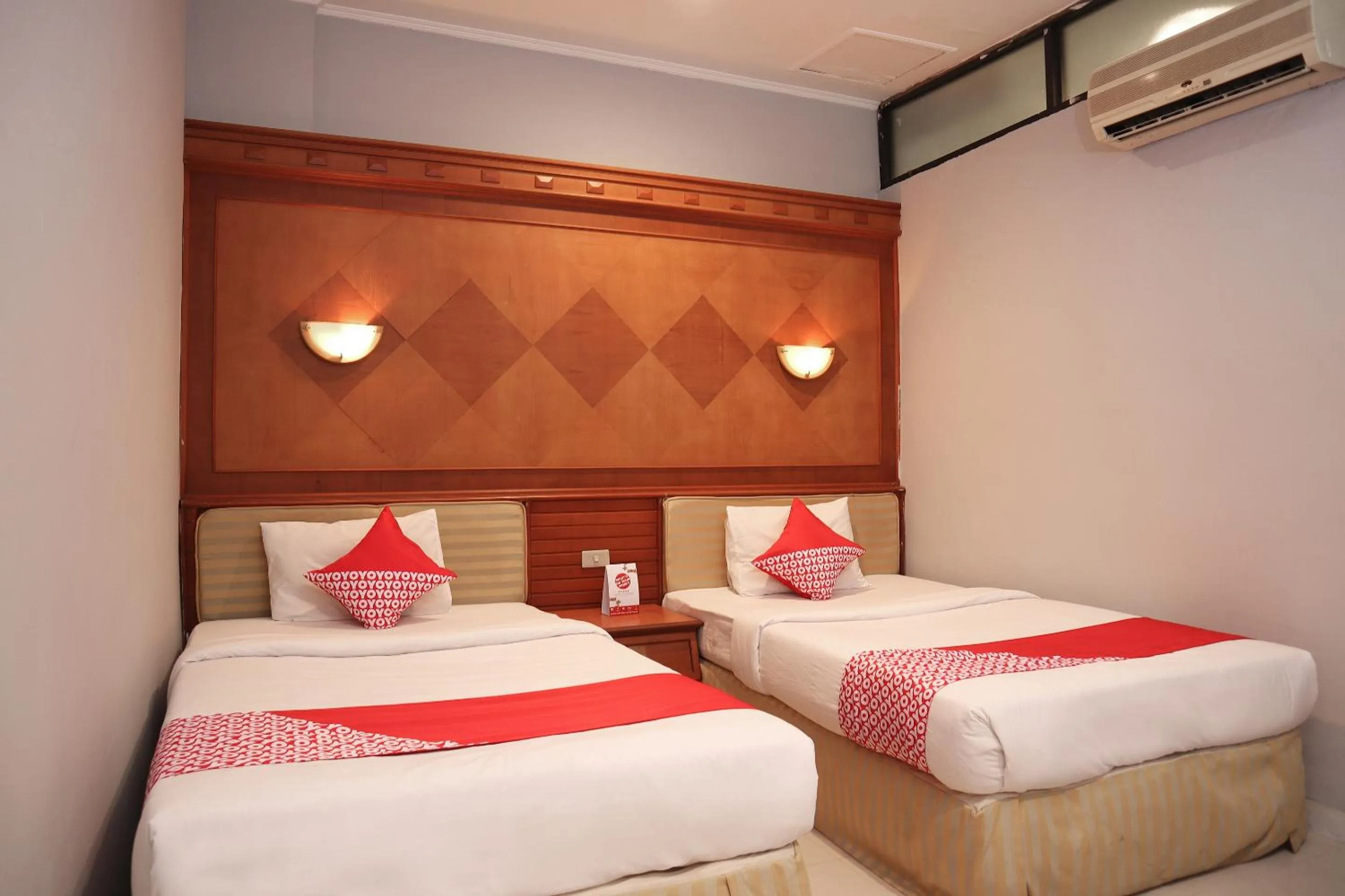 Bedroom in OYO 742 Mona Plaza Hotel