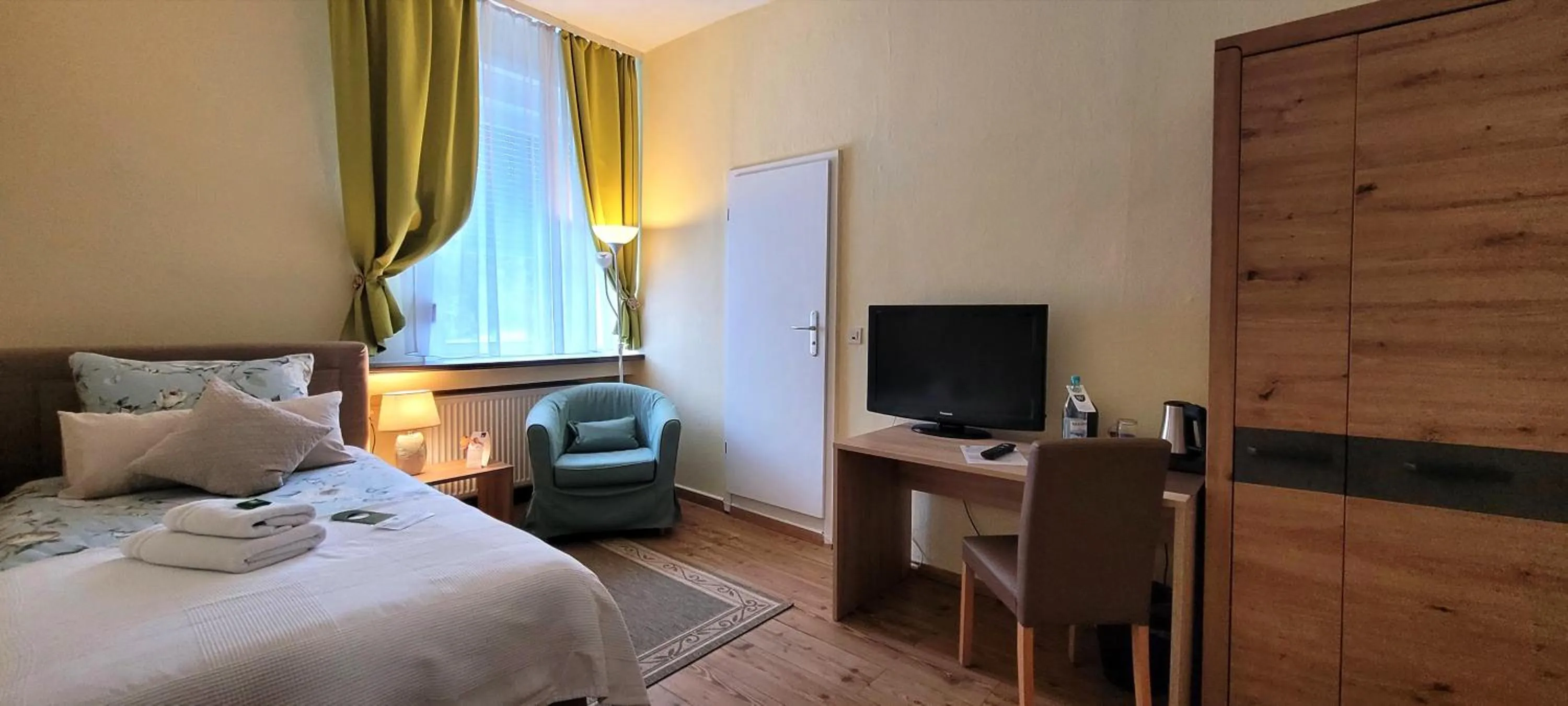 Seating area, Bed in Hotel Wappenhof