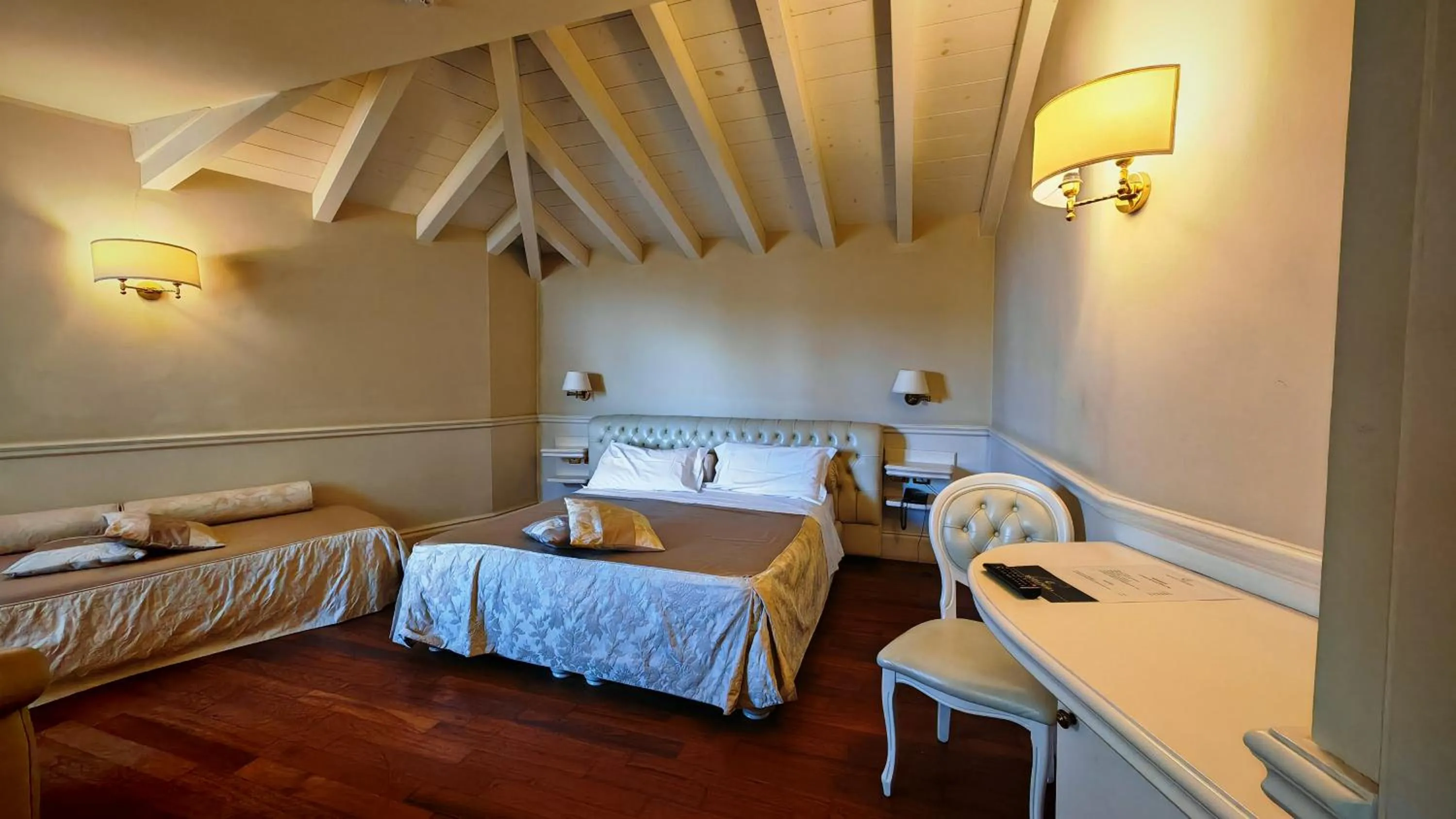 Bed in Suite Hotel Santa Chiara