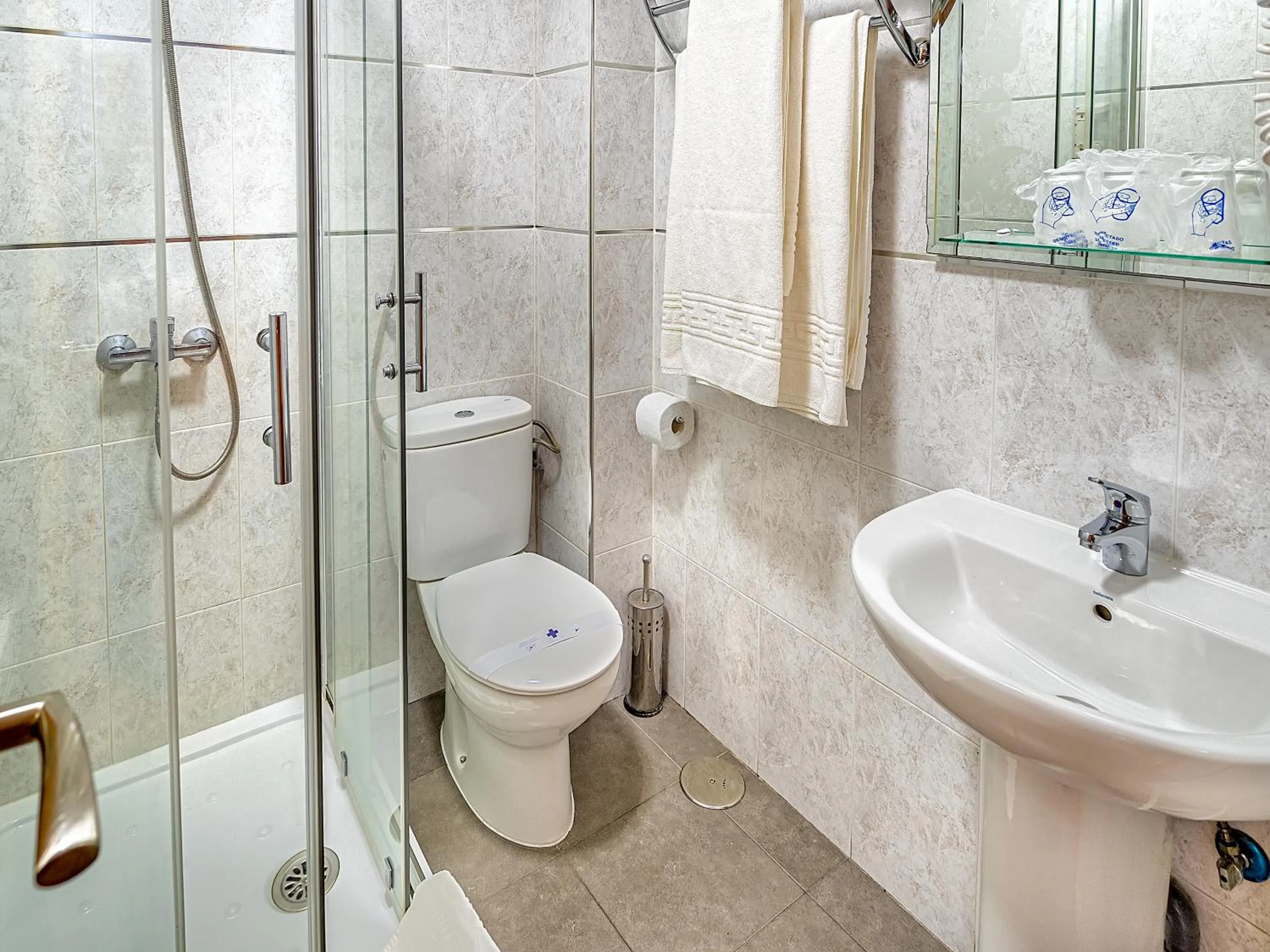 Shower in Hostal Real Aranjuez