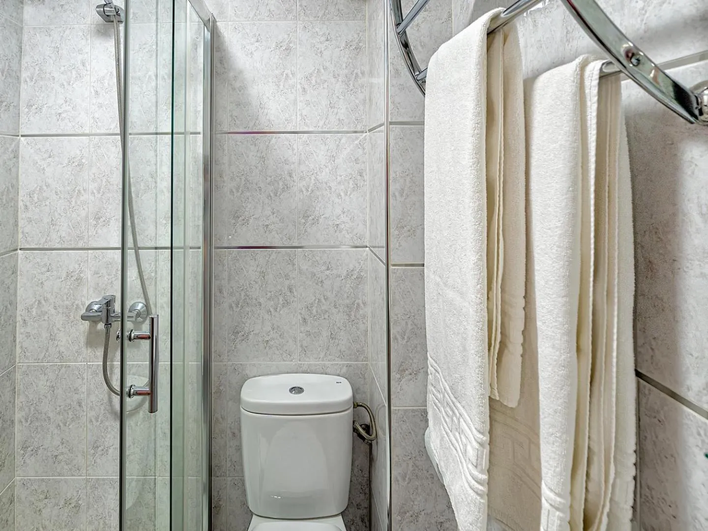 Shower in Hostal Real Aranjuez