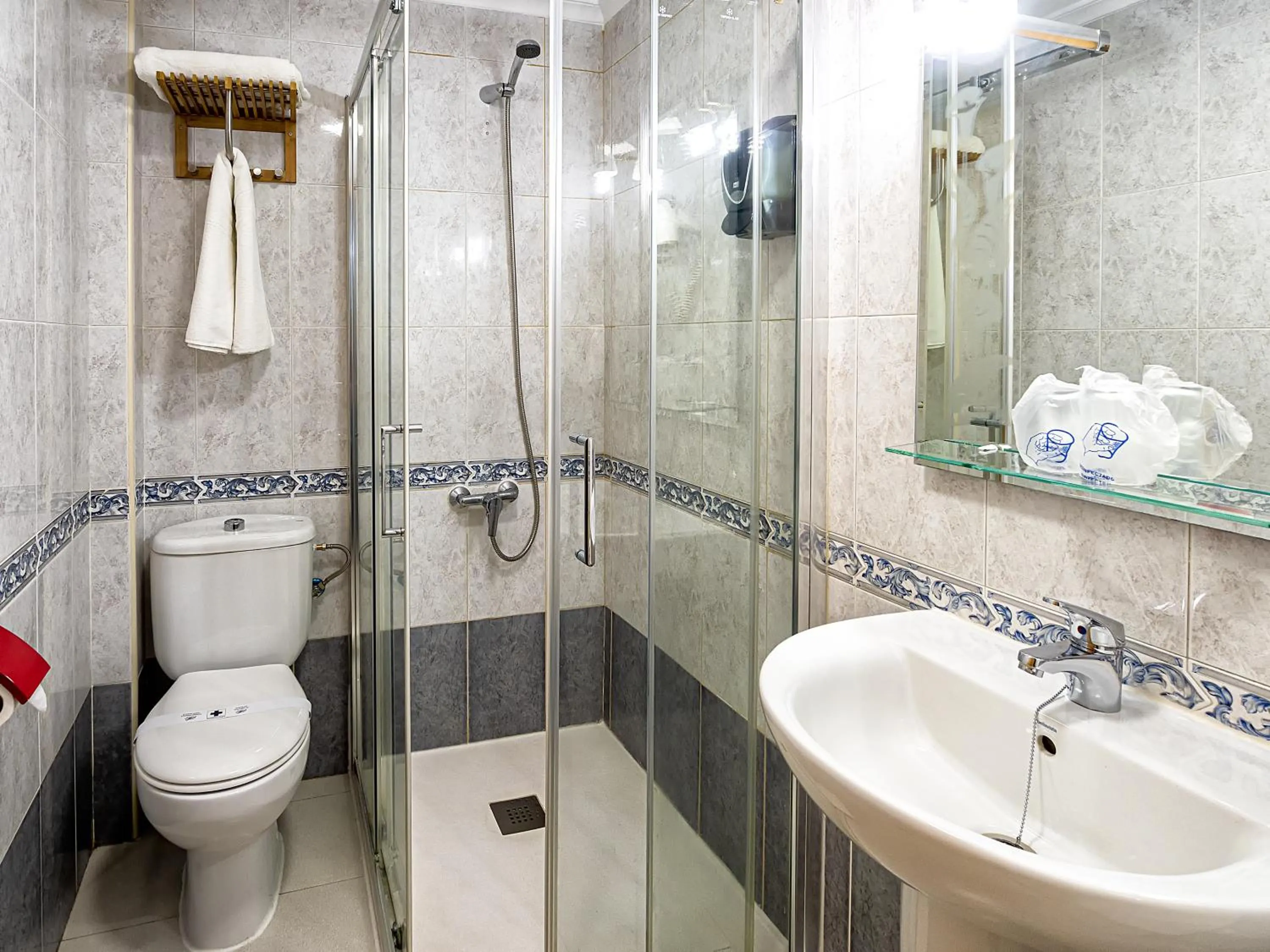 Shower in Hostal Real Aranjuez