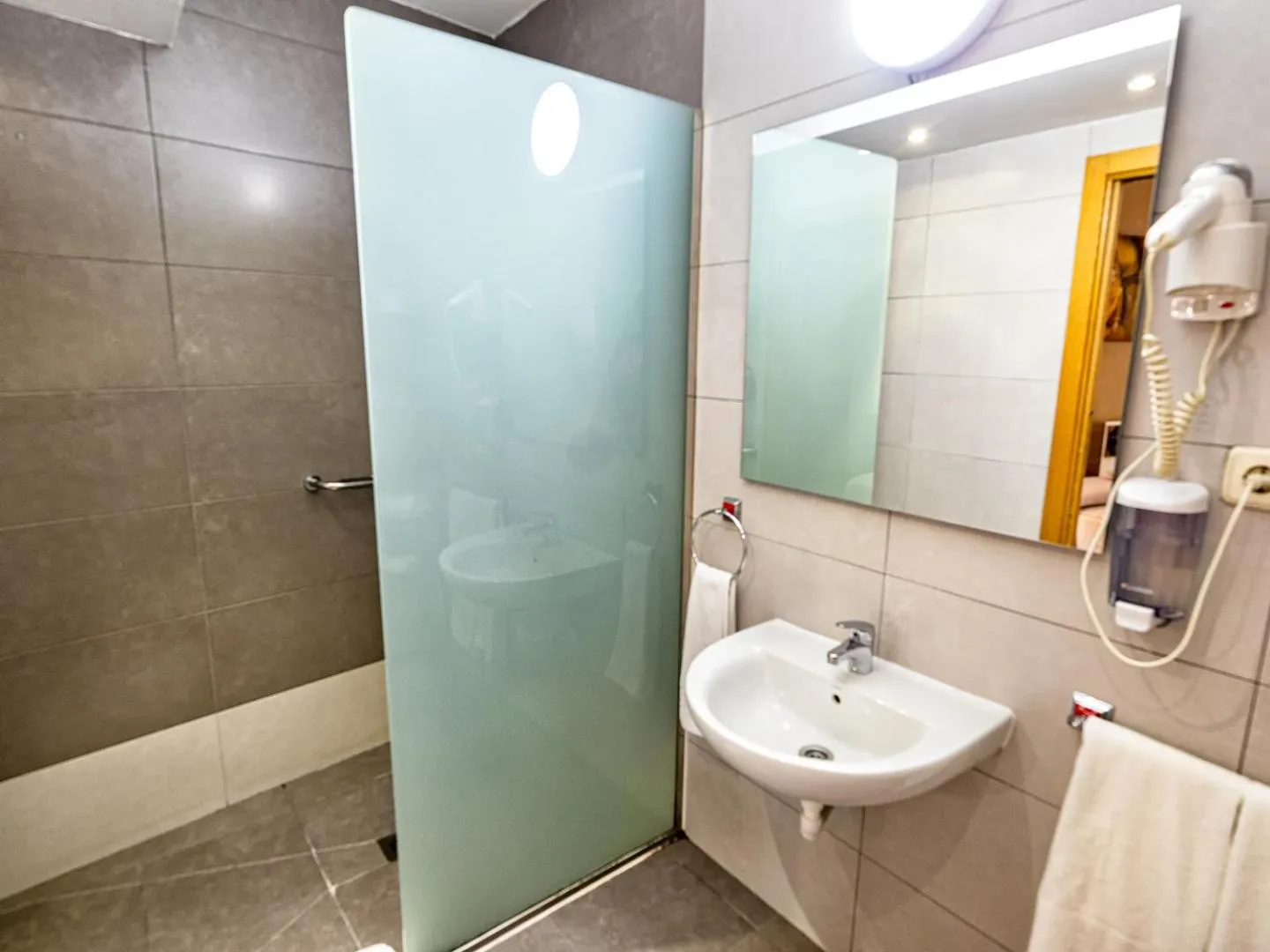 Shower in Hostal Real Aranjuez