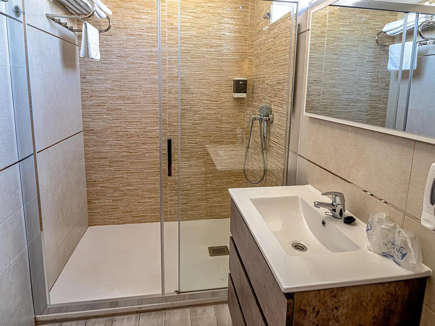 Shower in Hostal Real Aranjuez