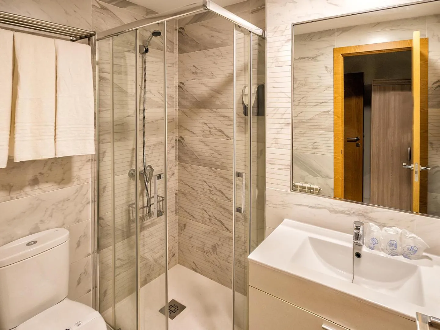 Shower in Hostal Real Aranjuez