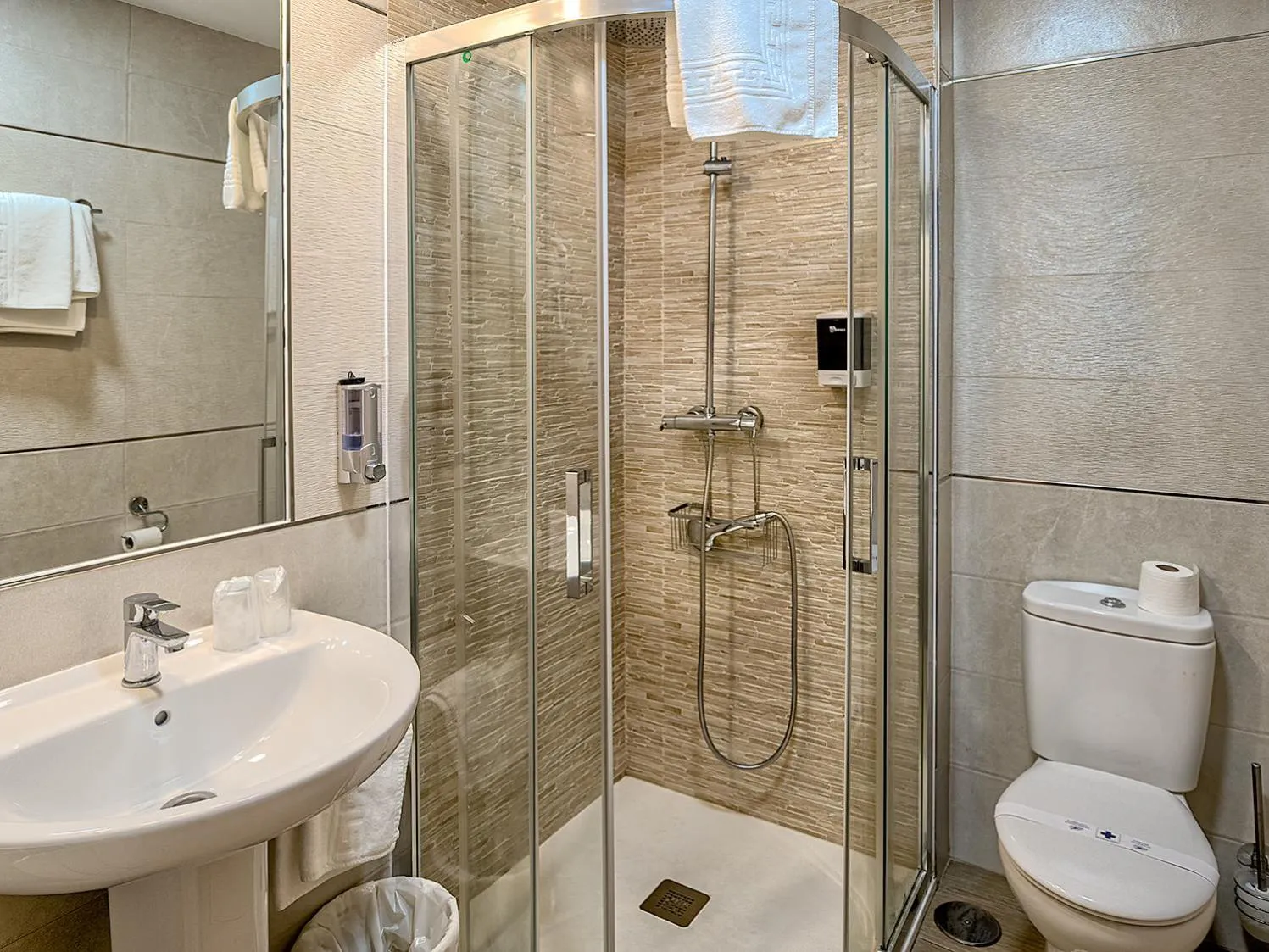 Shower in Hostal Real Aranjuez