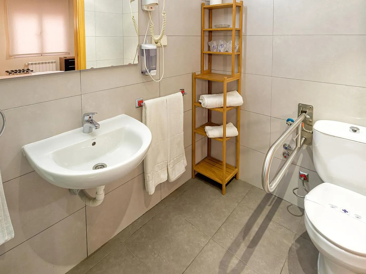 Shower in Hostal Real Aranjuez