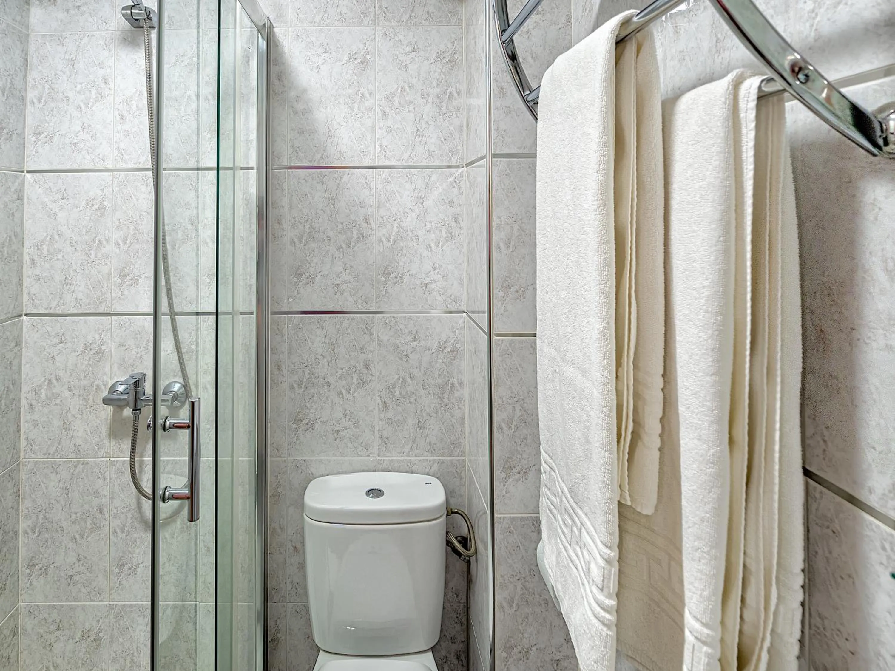 Shower in Hostal Real Aranjuez
