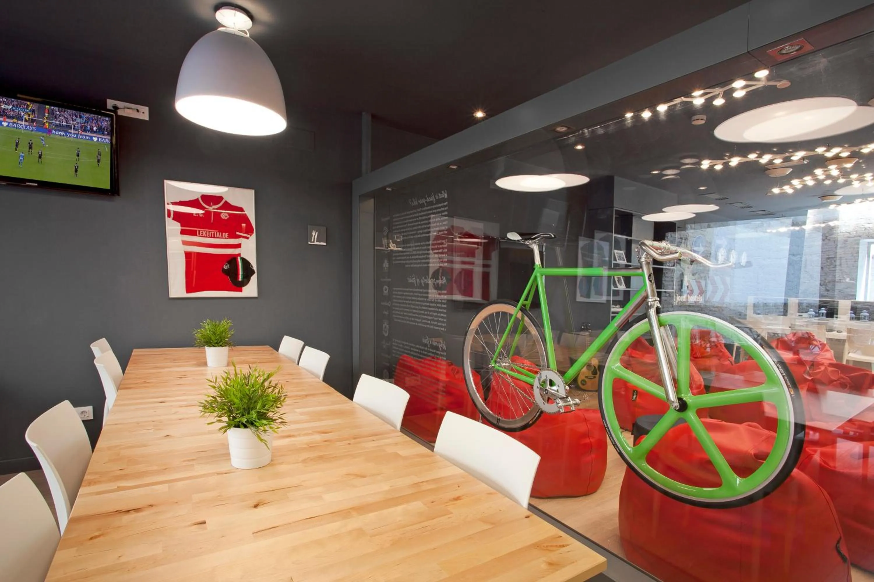 Communal lounge/ TV room in Sant Jordi Hostels Gracia