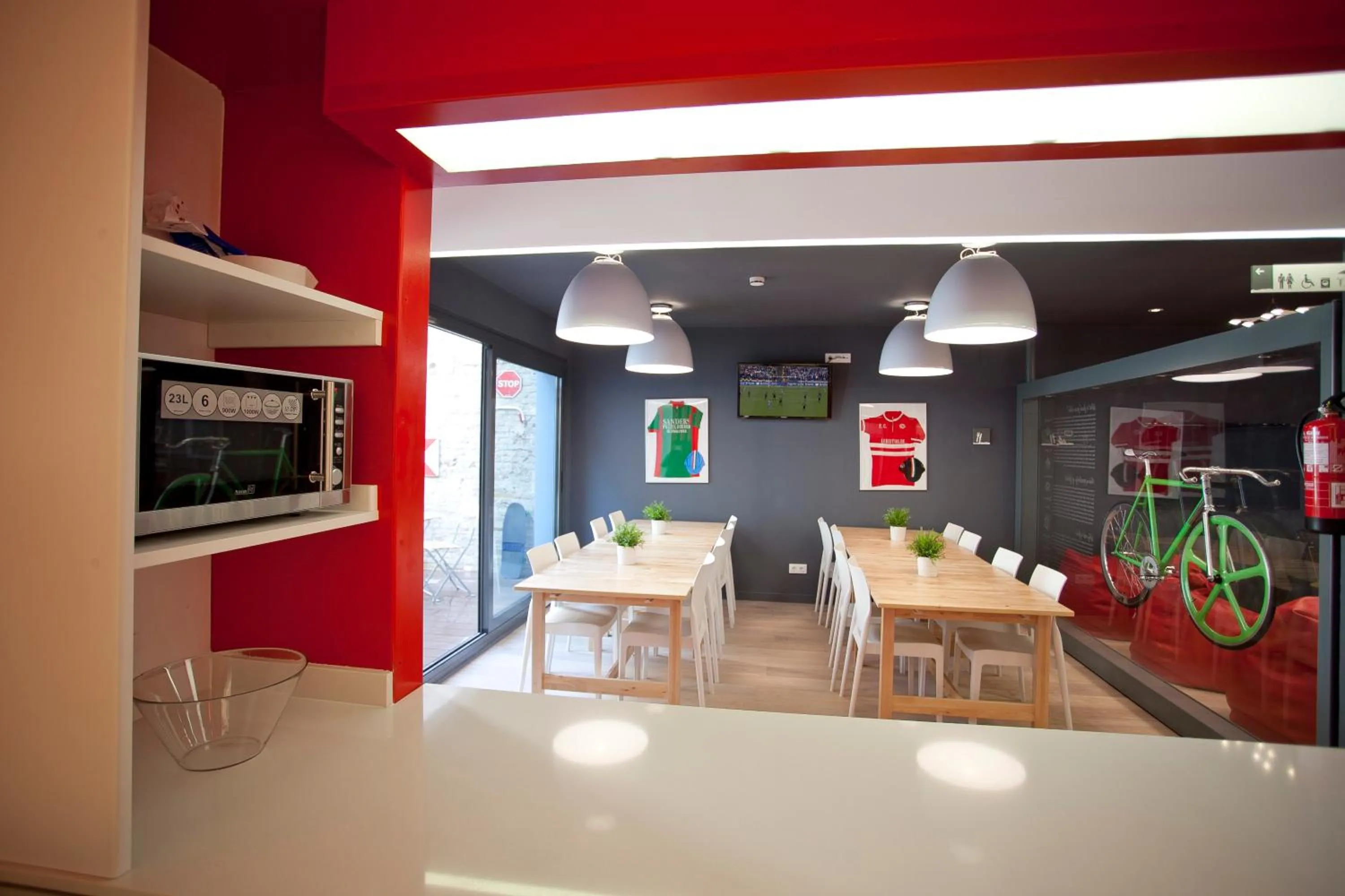 Communal lounge/ TV room in Sant Jordi Hostels Gracia