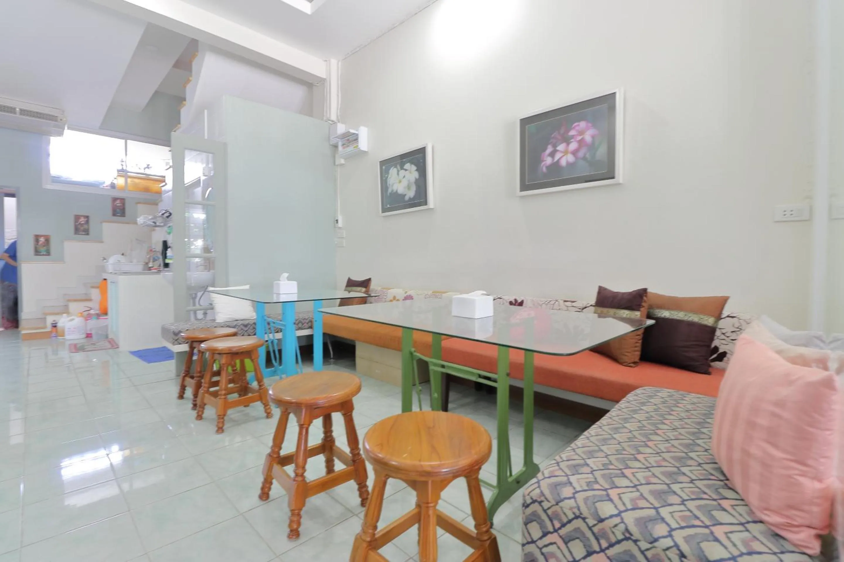 Communal lounge/ TV room in Saen Sabai Hostel