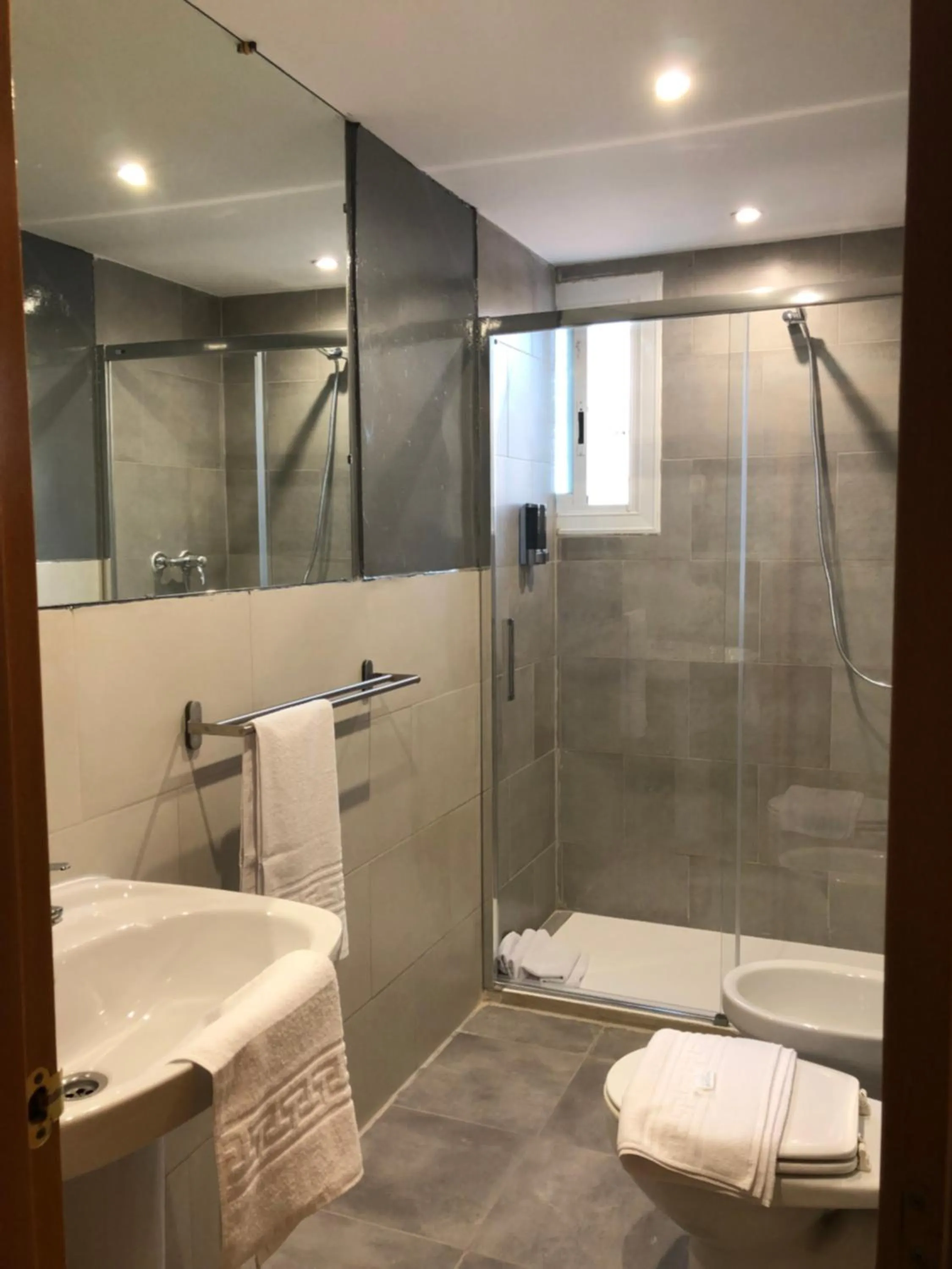 Shower in Hotel Sant Jordi