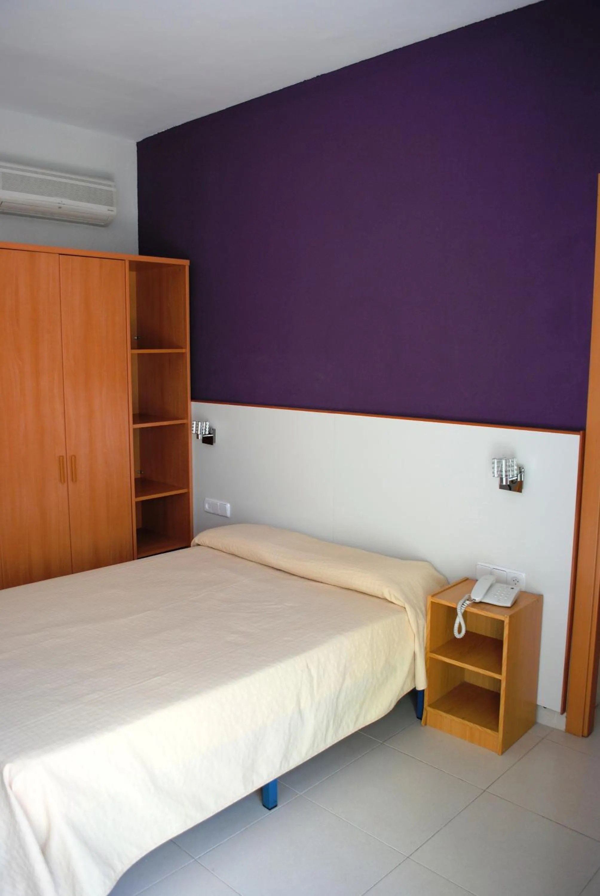 Bed in Hotel Sant Jordi