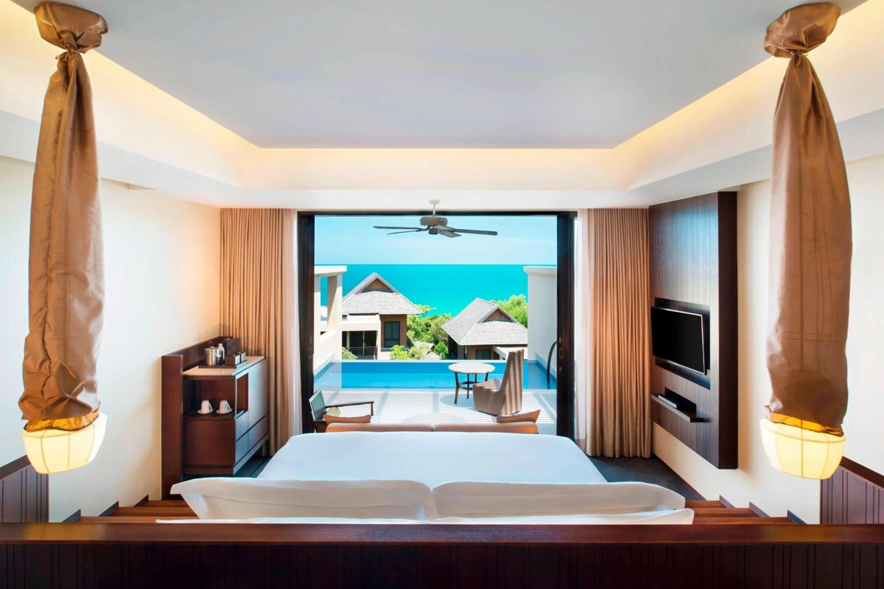 Swimming pool, Bed in Vana Belle, A Luxury Collection Resort, Koh Samui