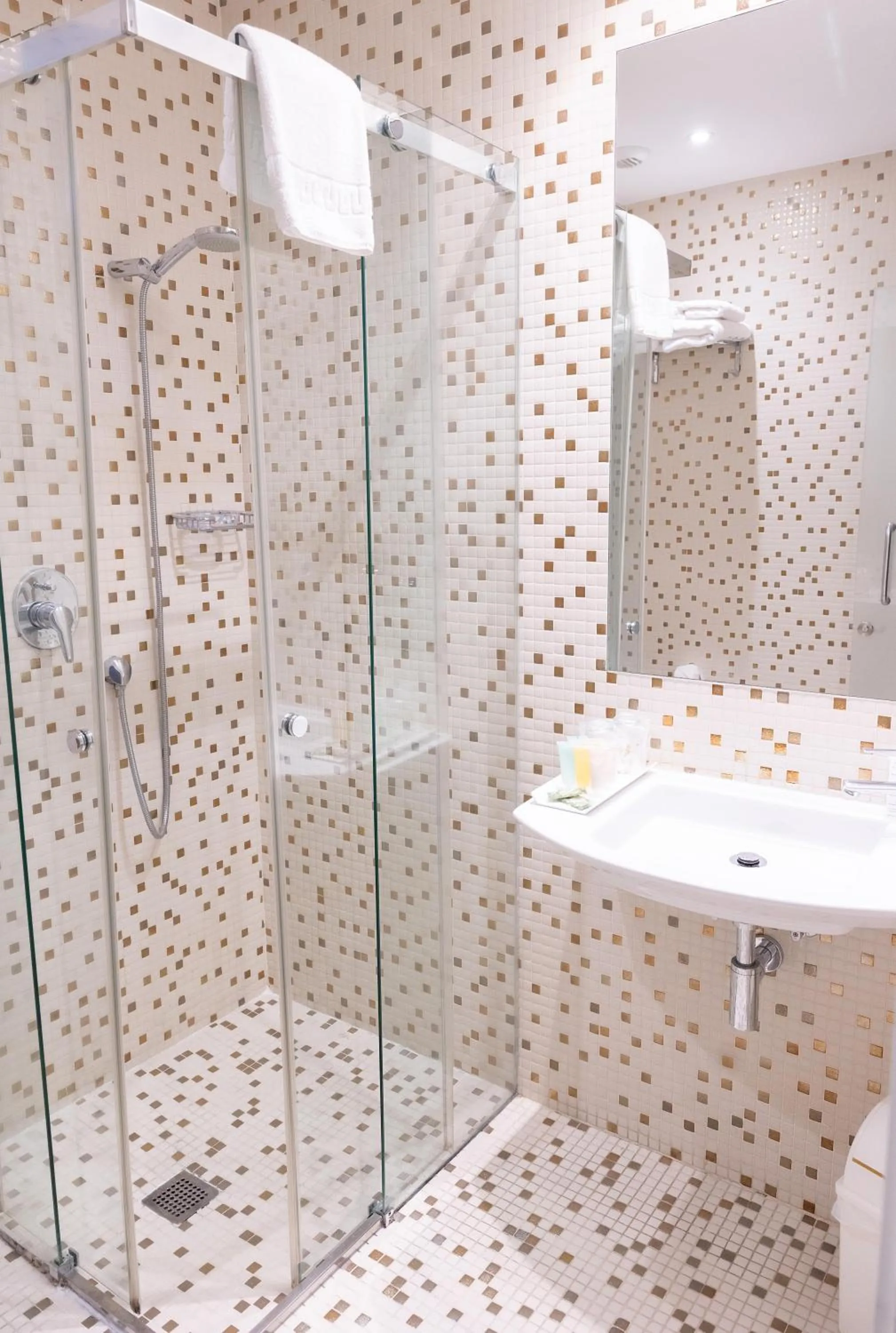 Bathroom in Hotel Montes