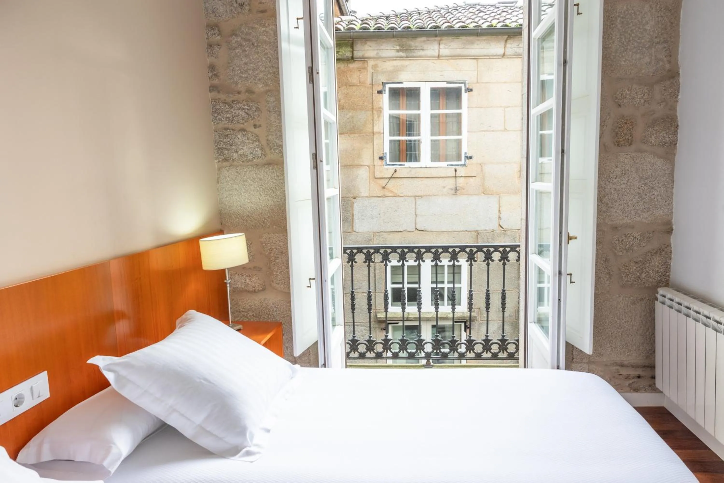 Balcony/Terrace, Bed in Hotel Montes