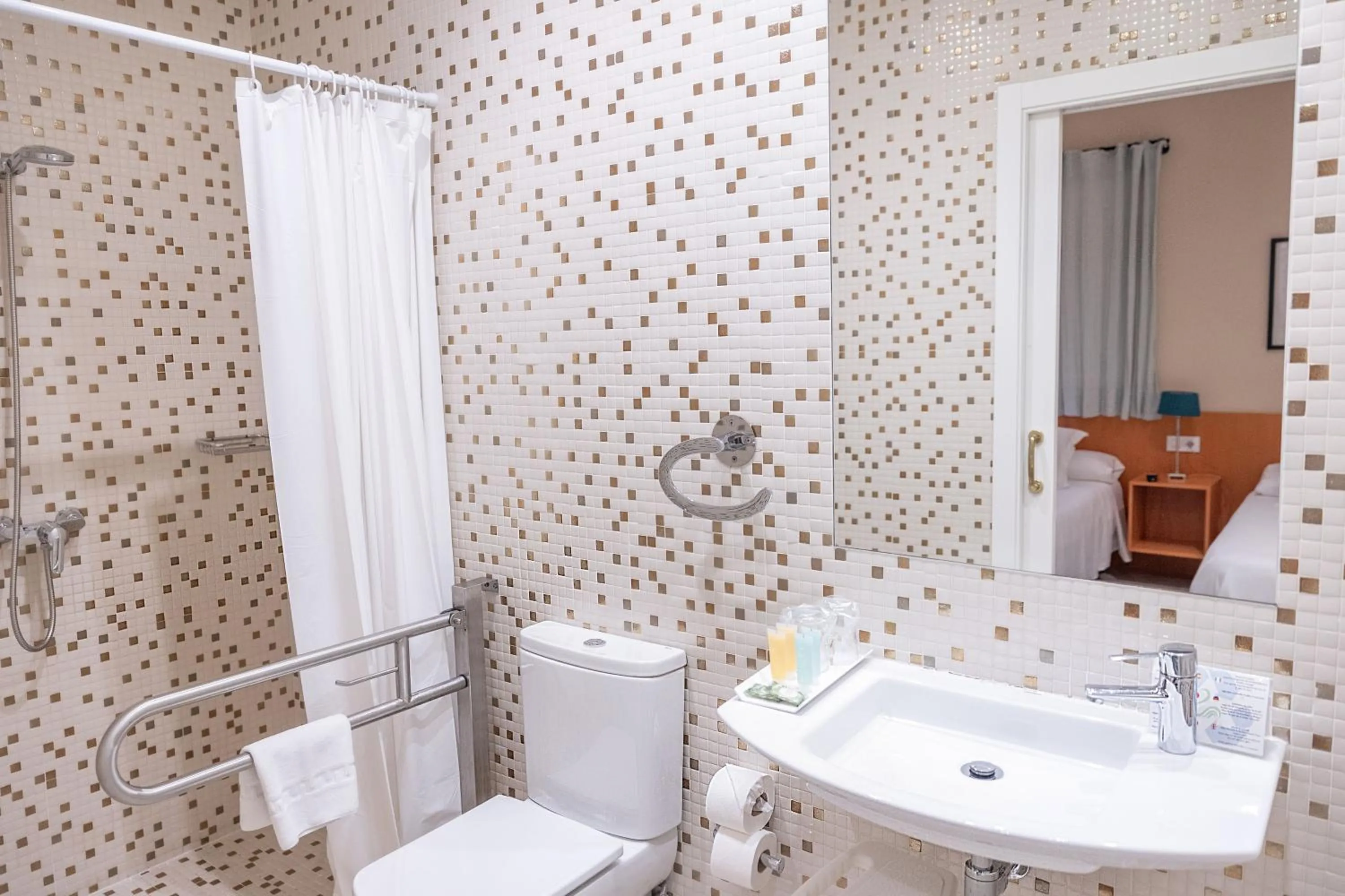 Bathroom in Hotel Montes