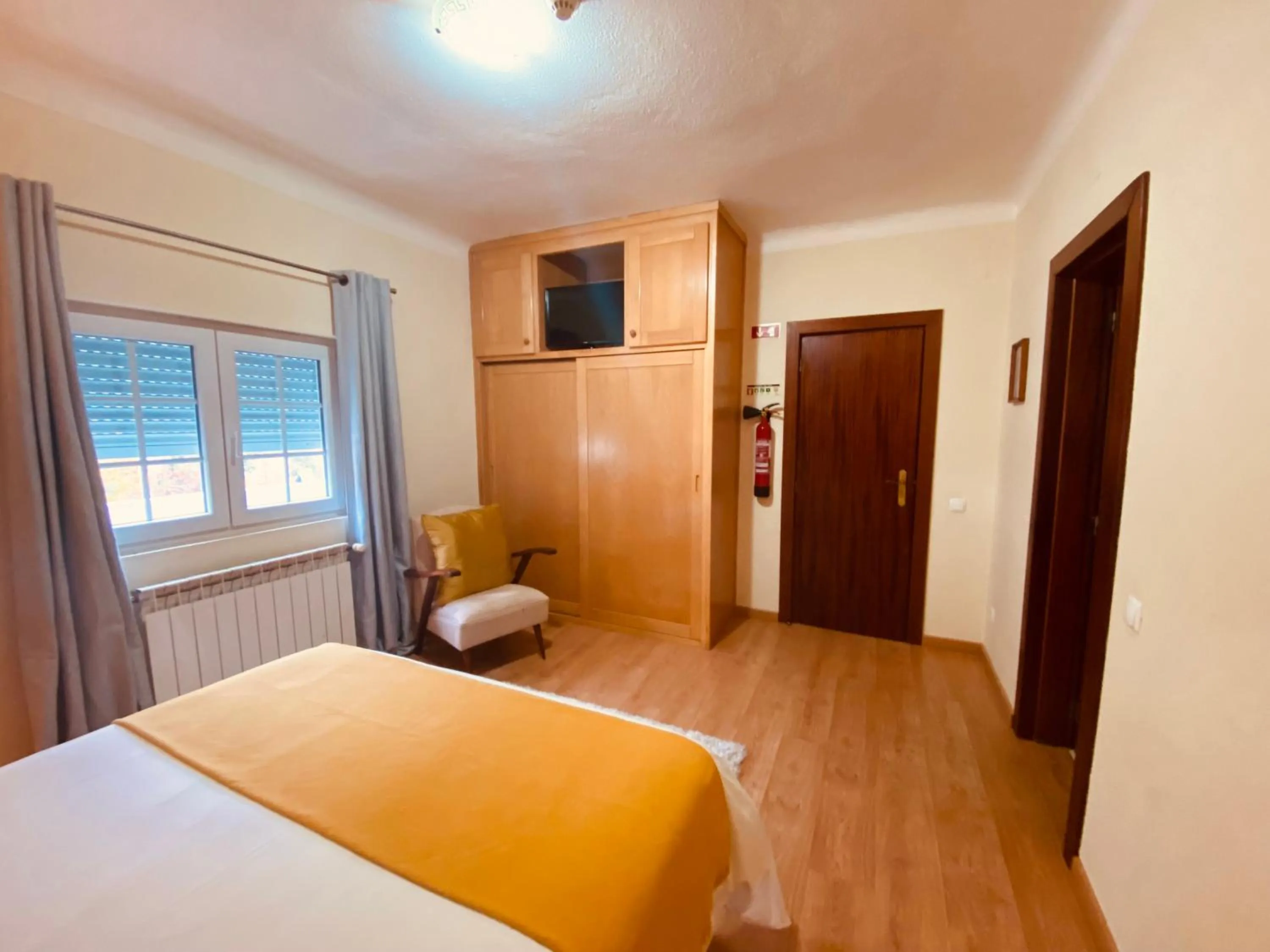 Communal lounge/ TV room, Bed in Alfatima