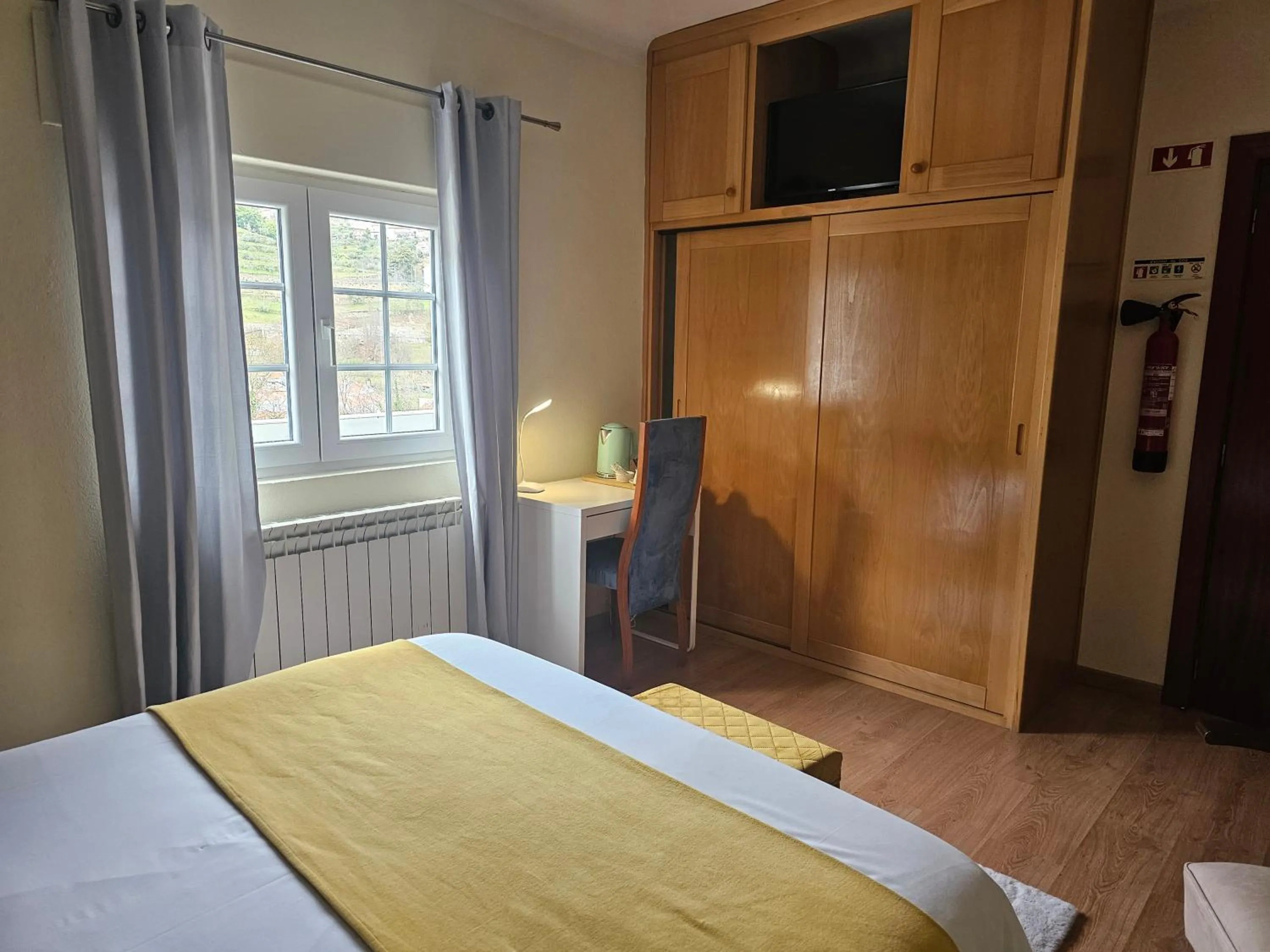 Communal lounge/ TV room, Bed in Alfatima