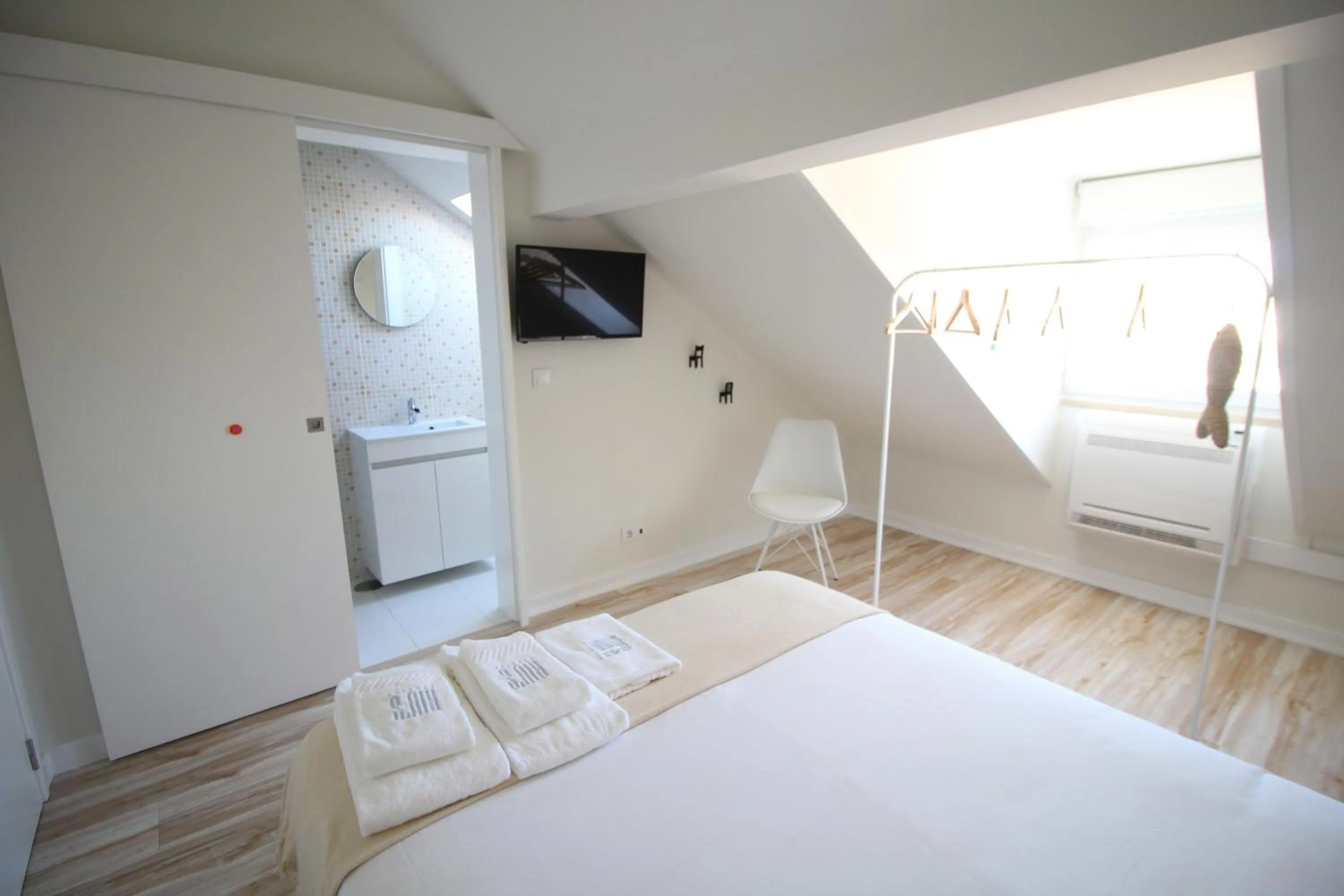 Bathroom, Bed in JR Studios & Suites I Rius I