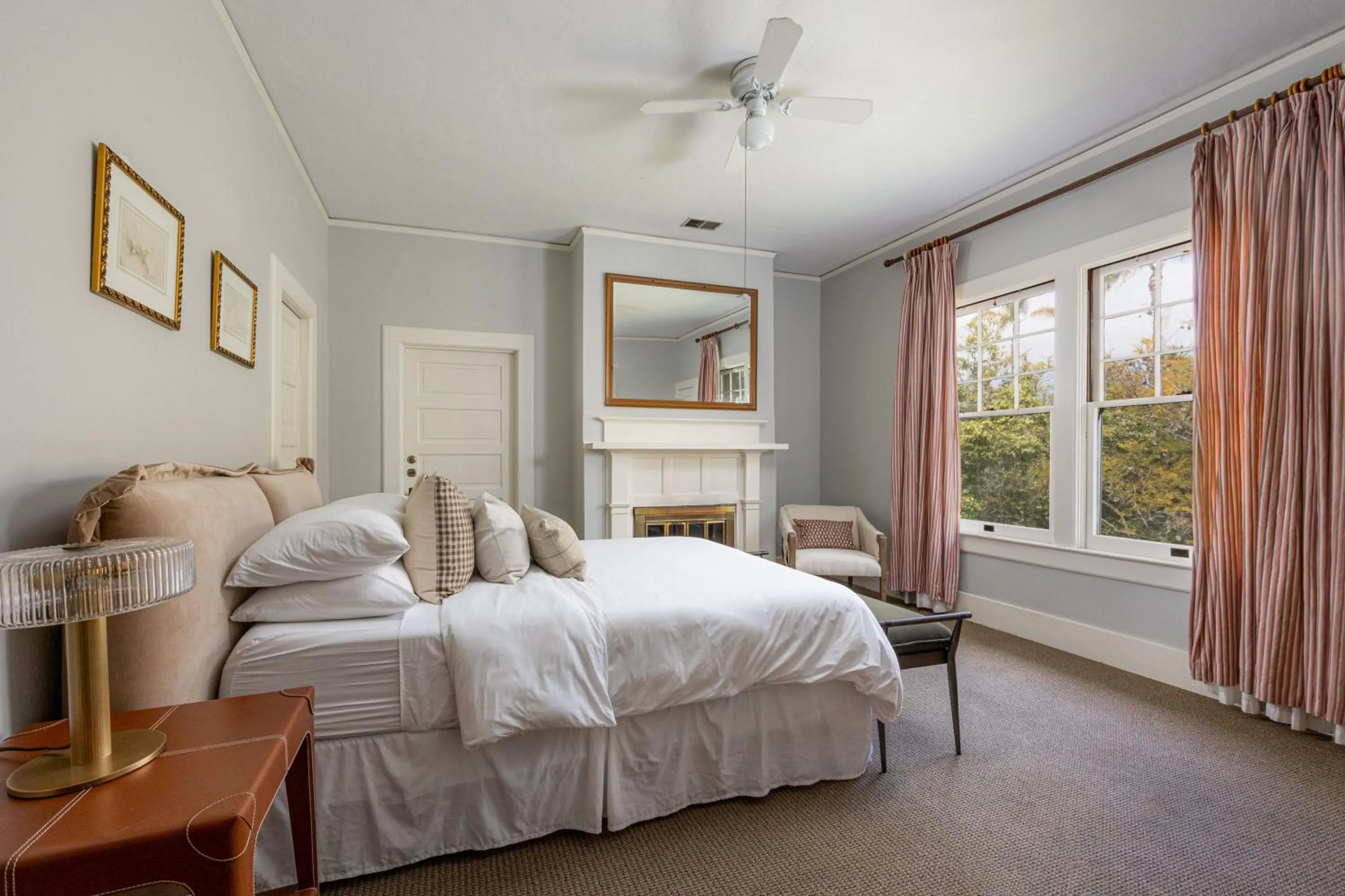 Bed in De La Vina Inn