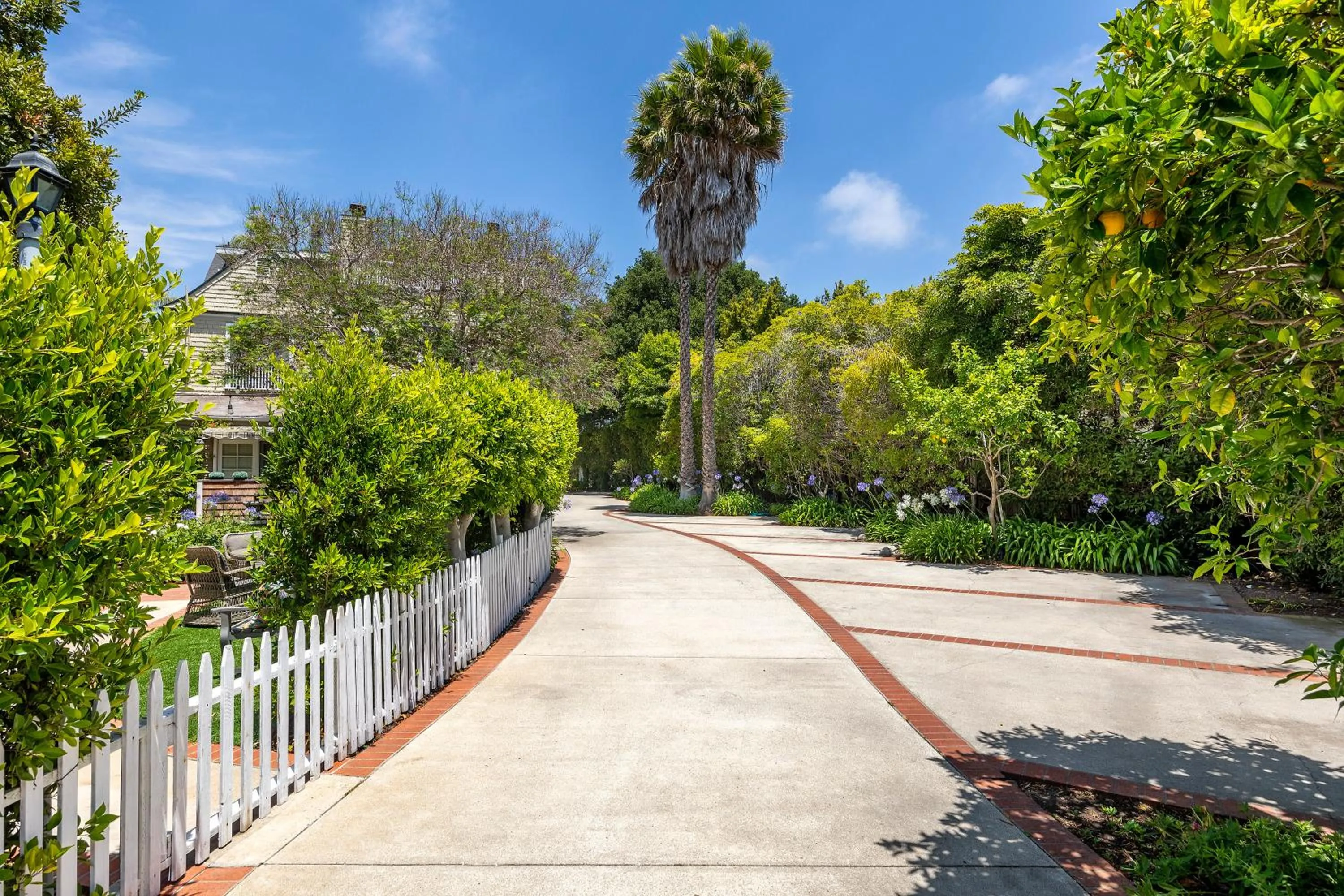 Parking in De La Vina Inn