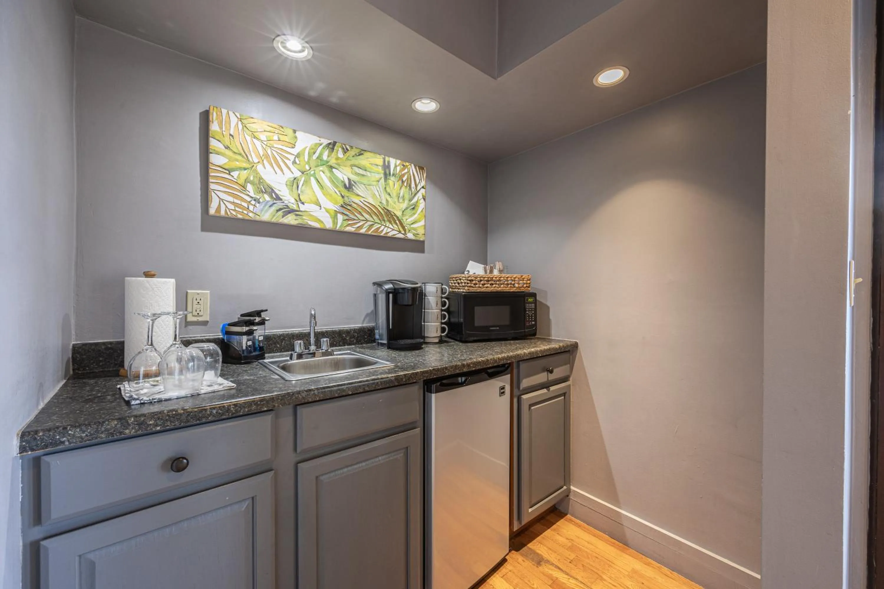 Kitchen or kitchenette in De La Vina Inn