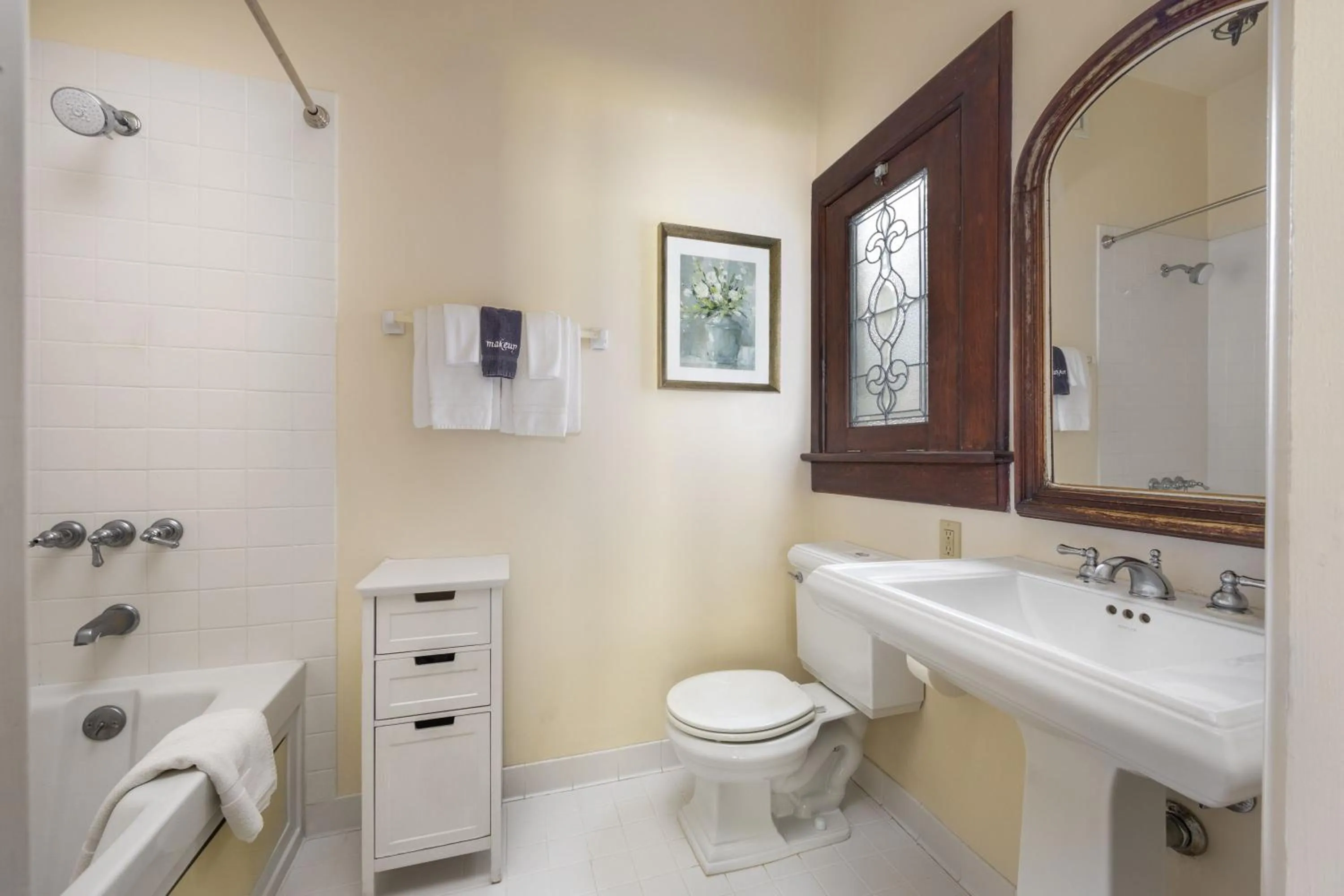 Bathroom in De La Vina Inn