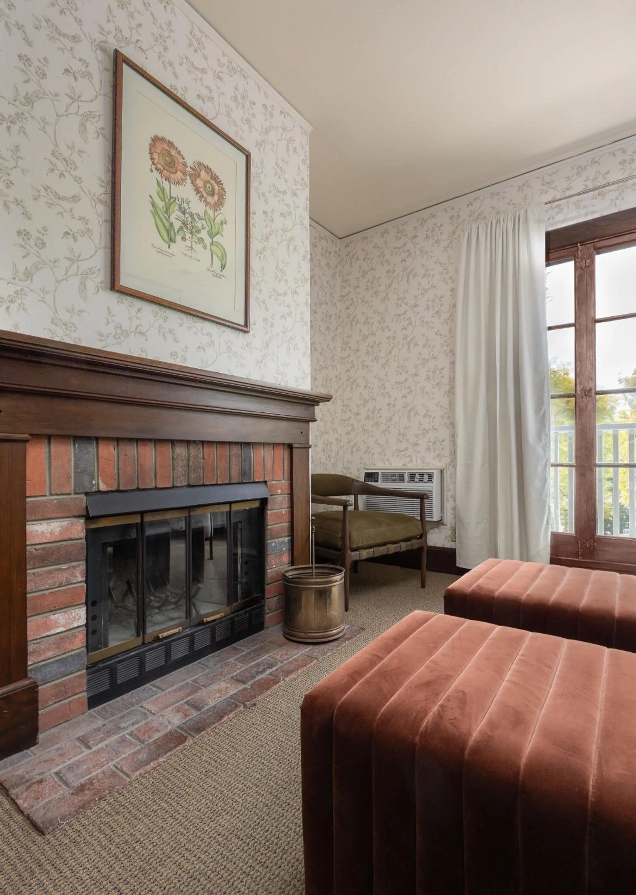 Bed in De La Vina Inn