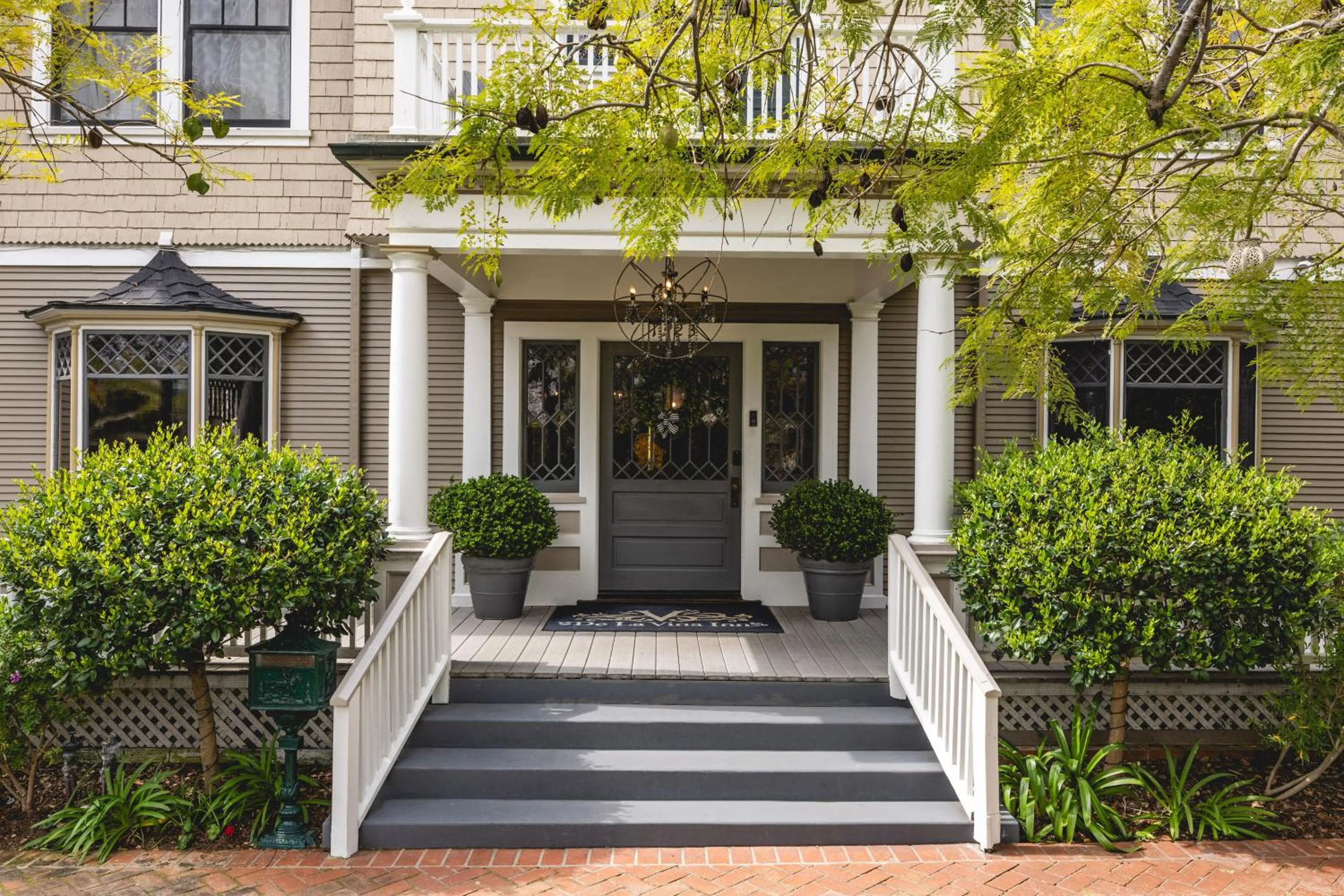 Facade/entrance in De La Vina Inn