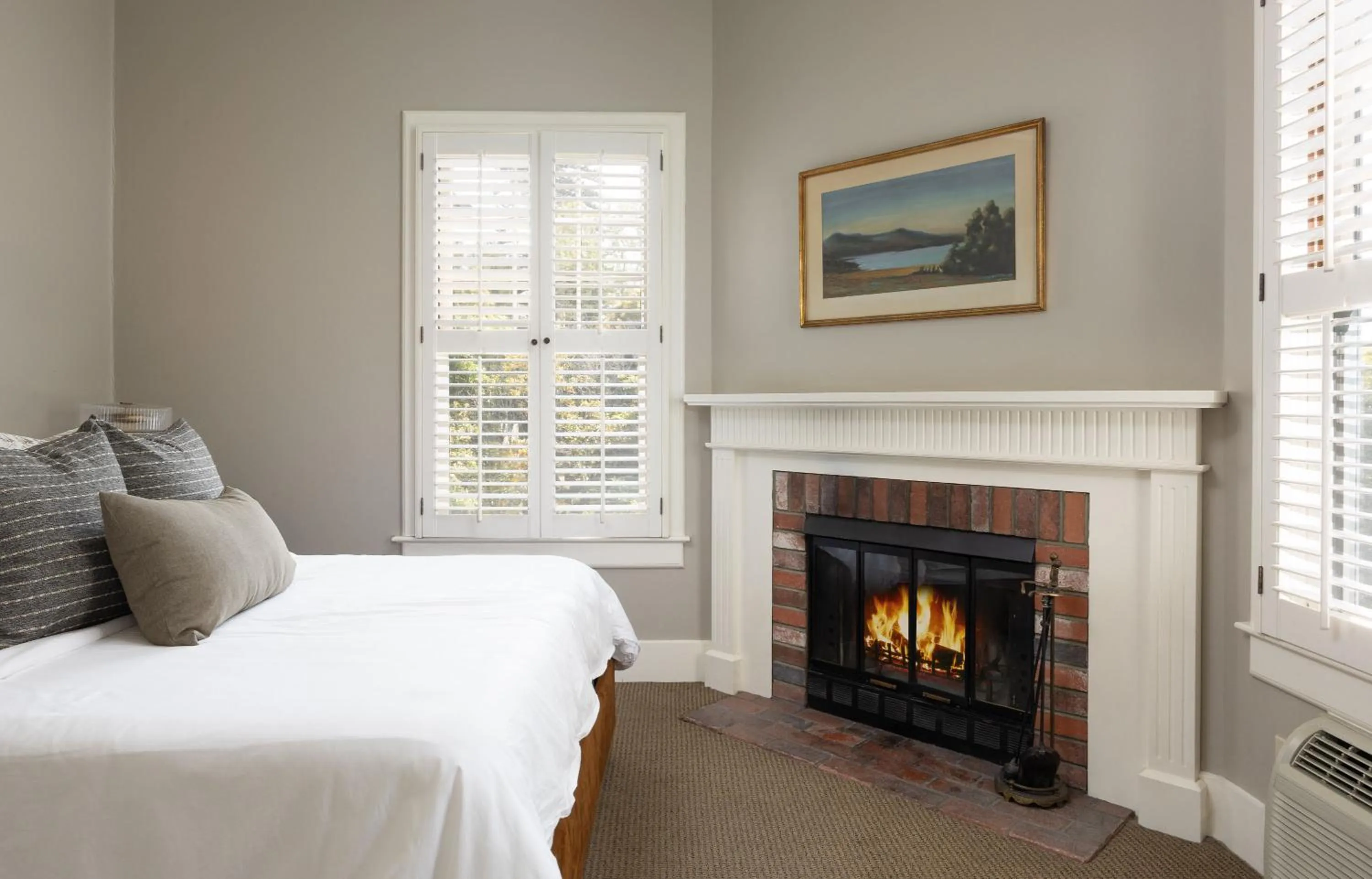 Bed in De La Vina Inn